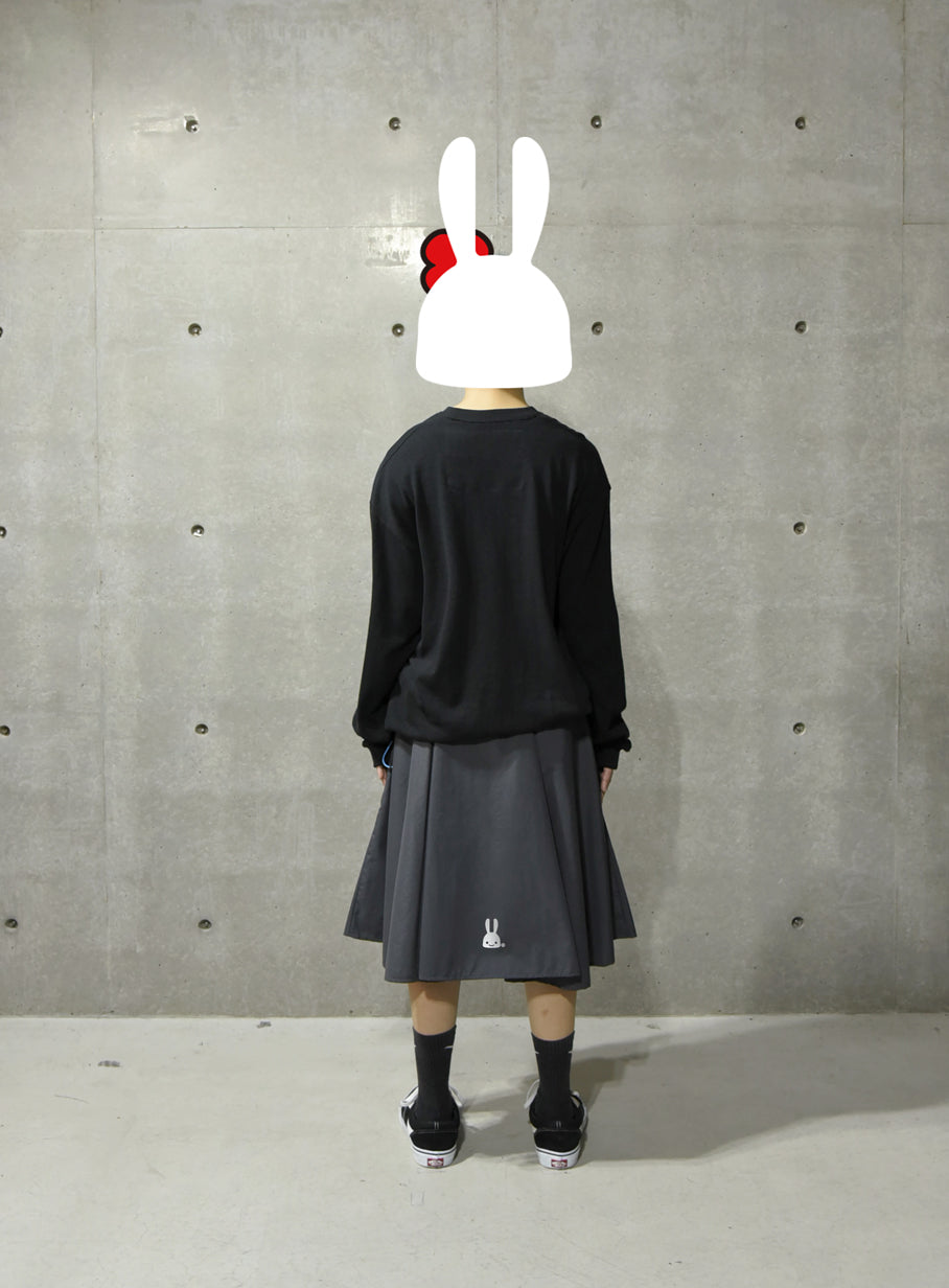 女性のウエストゴムのナイロンスカート