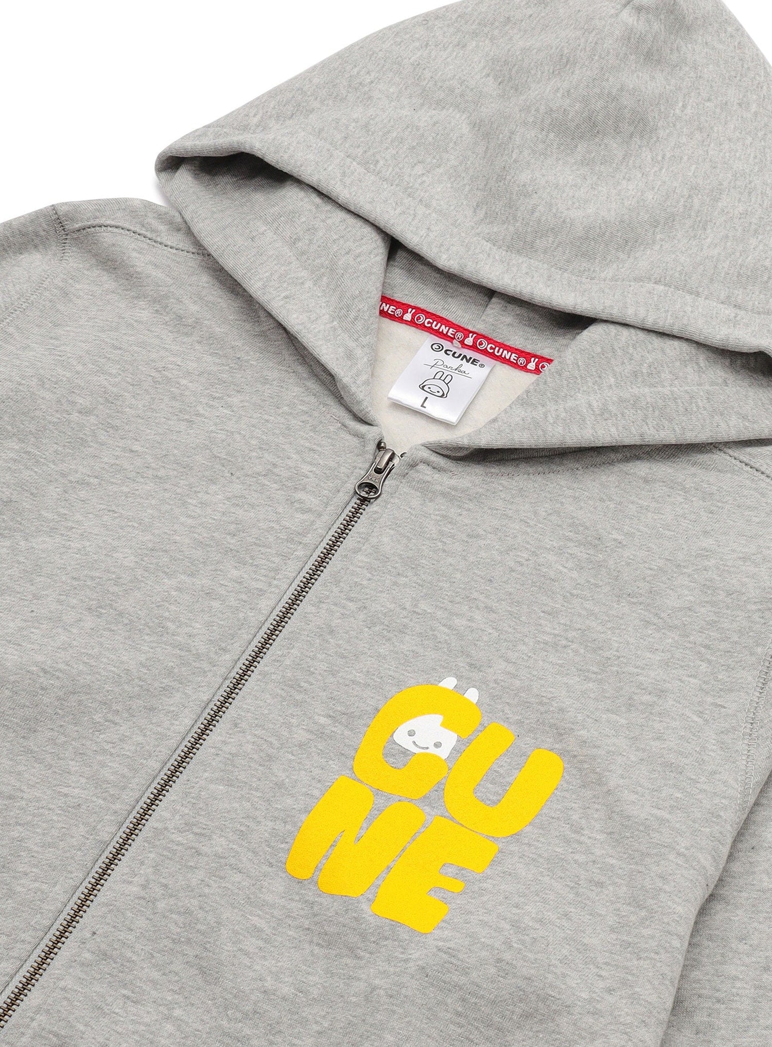 CUNE ZIP PARKA よりかかる