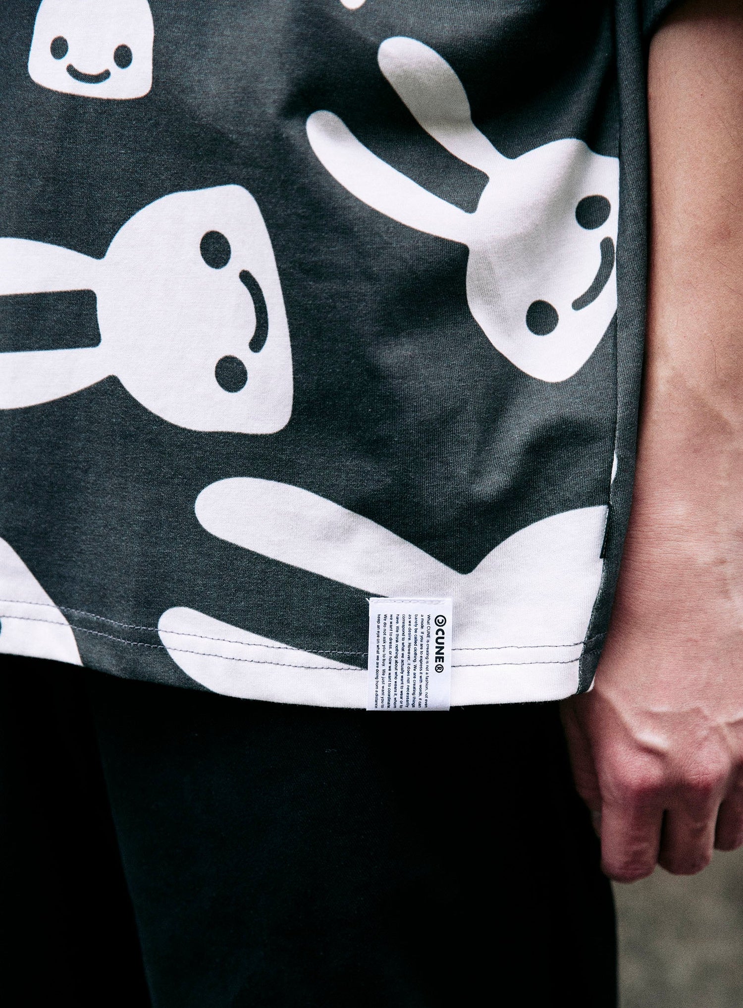 ビッグTシャツ 降り積もるウサギ