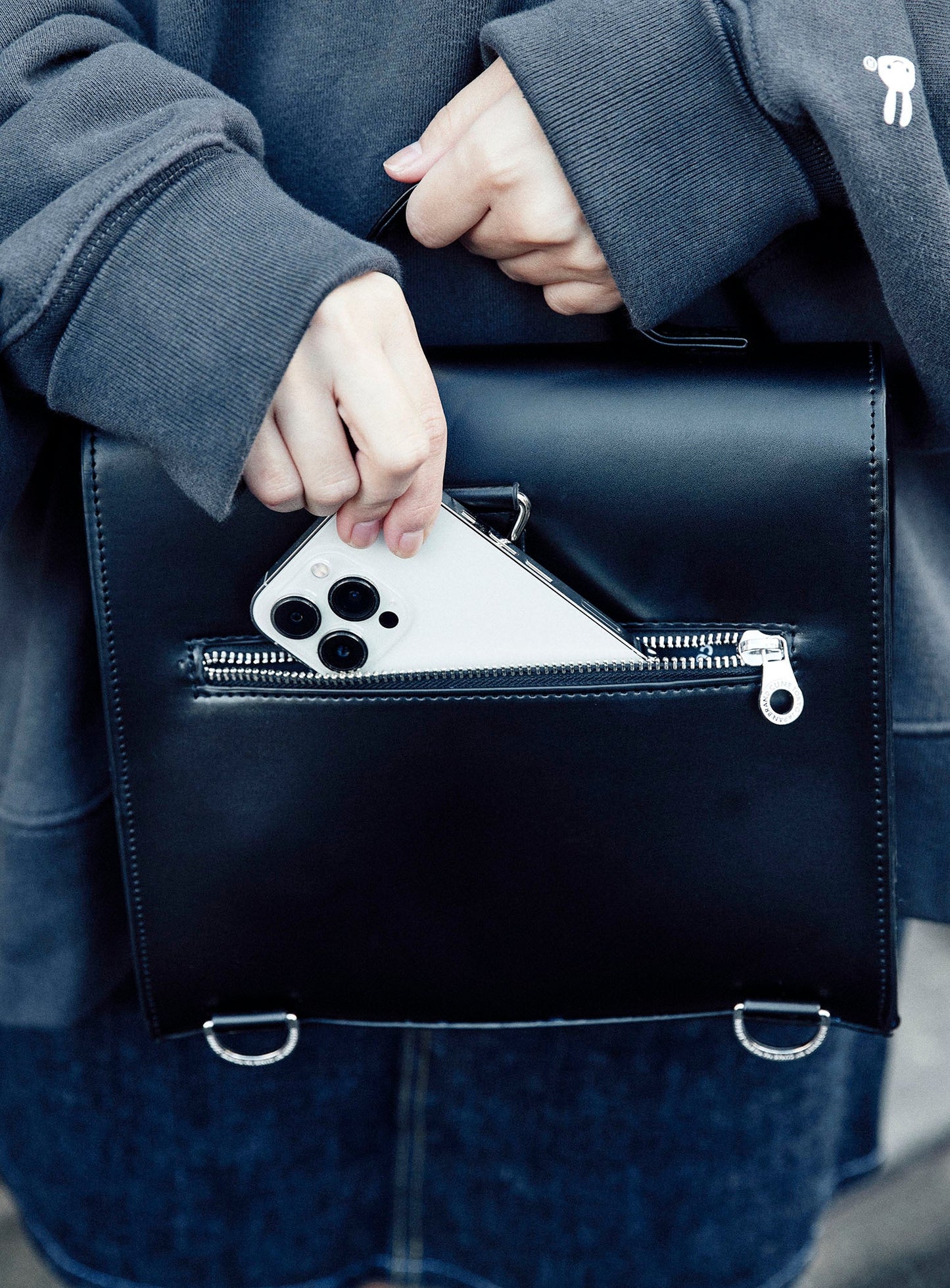 合皮の四角いフラップバッグ S