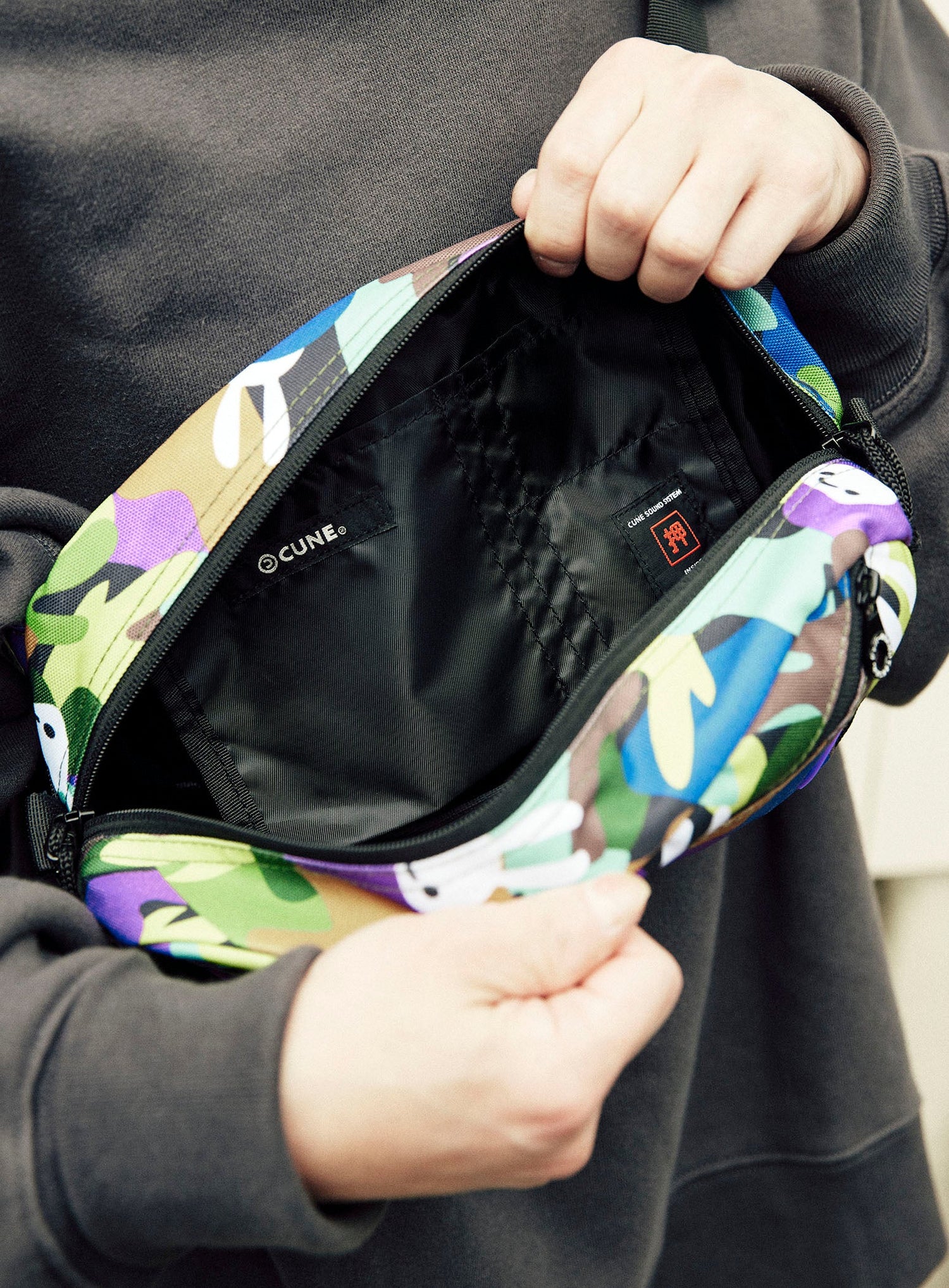 CUNE CAMO ボディバッグ