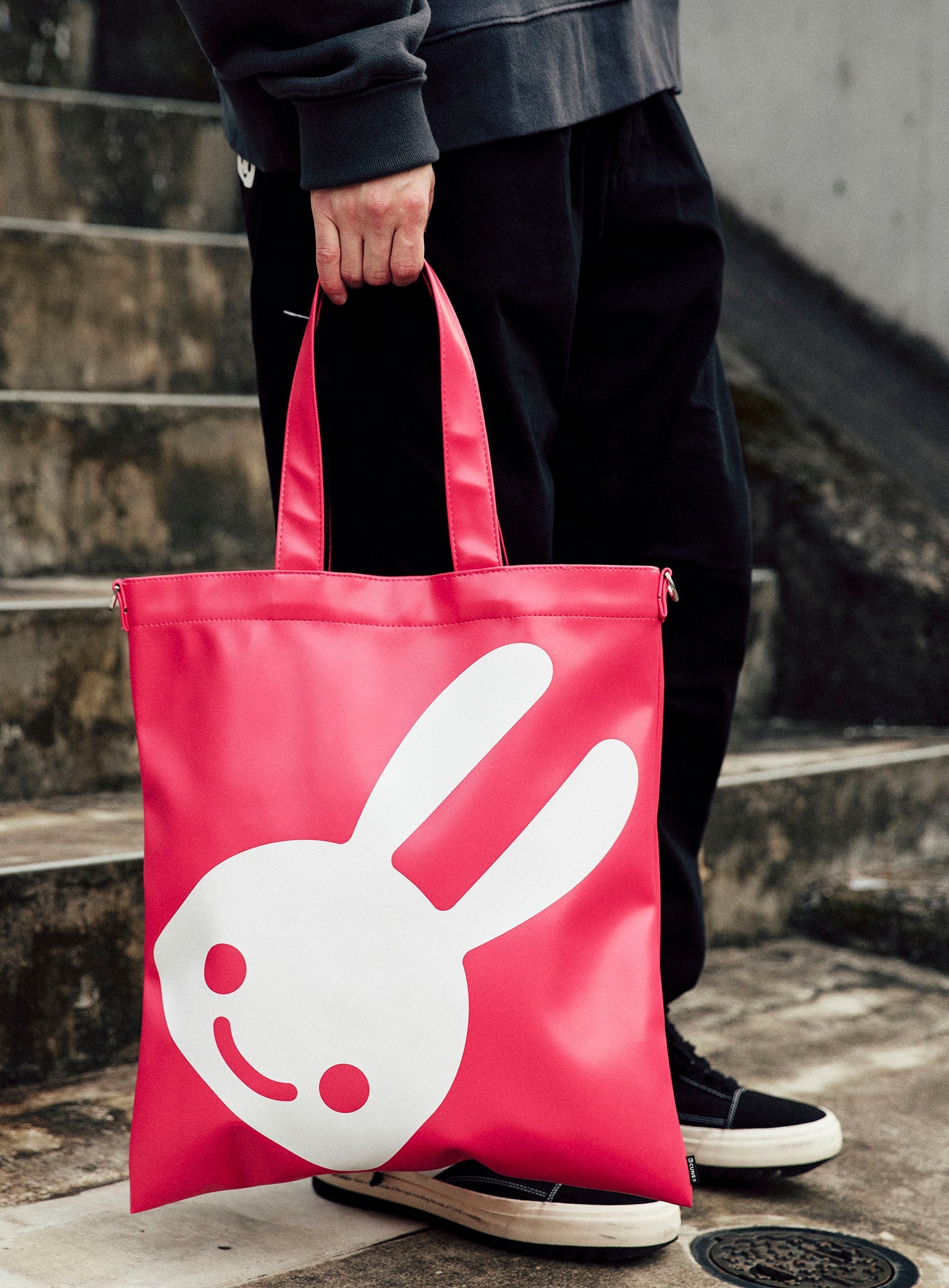 【完売品】CUNE キャンバスショルダーバッグ うさぎいっぱい ポケット多数 CUNE キューン うさぎワッペン付き ショルダーバッグ 付録 黒 ブラック