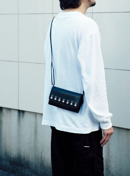 ショルダーレザースタッズウォレット U7