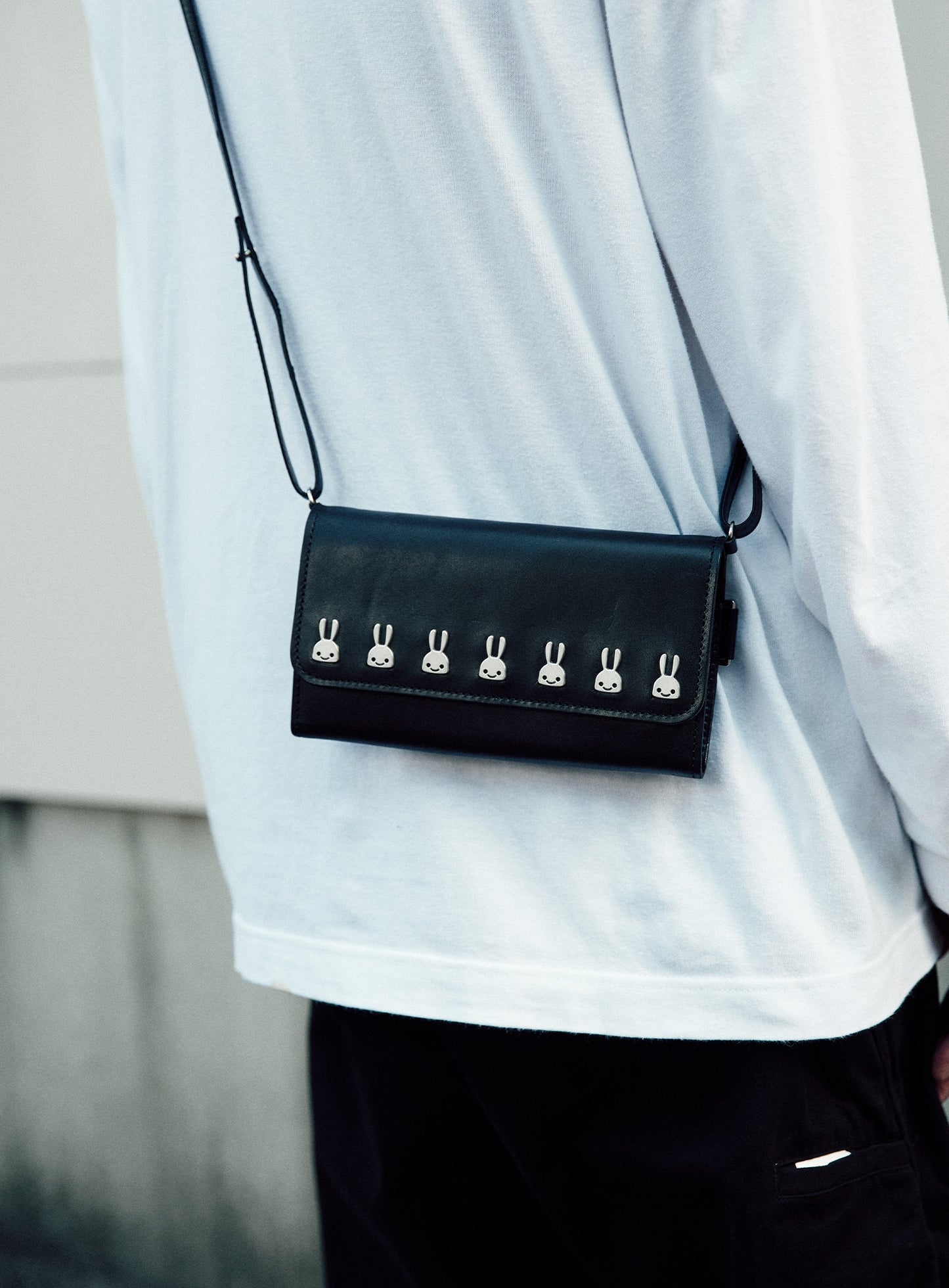 ショルダーレザースタッズウォレット U7