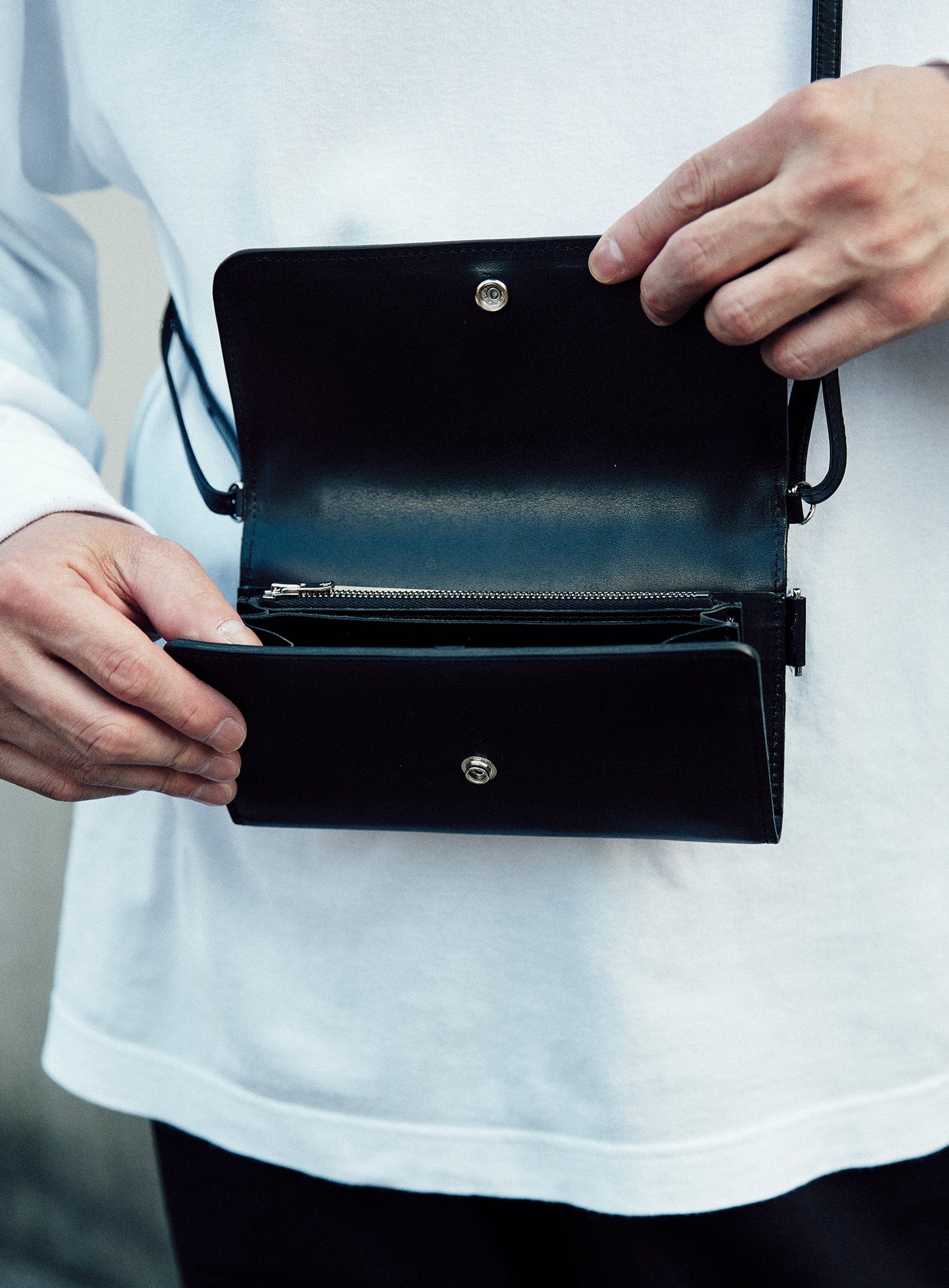 ショルダーレザースタッズウォレット U7