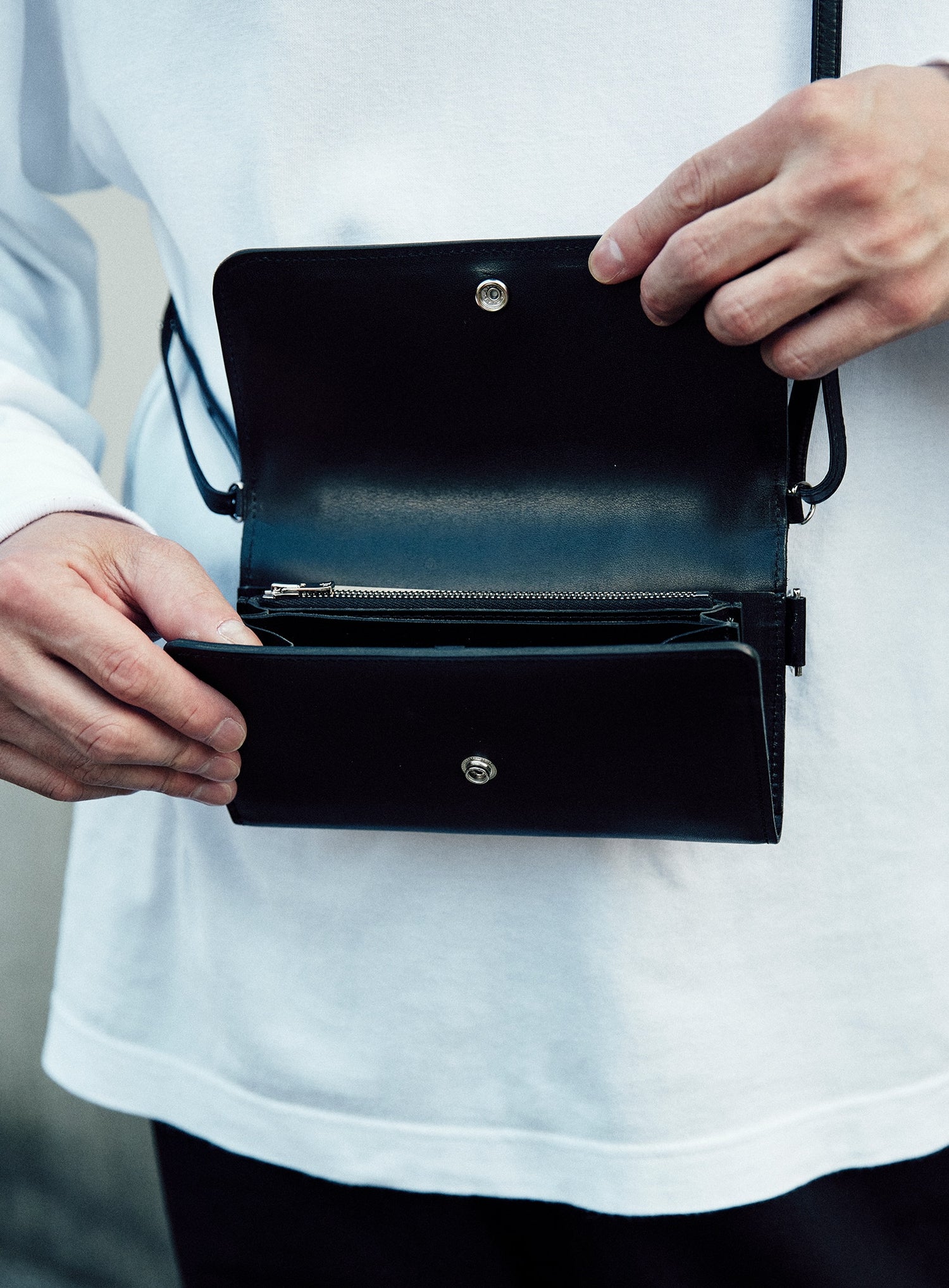 ショルダーレザースタッズウォレット U7