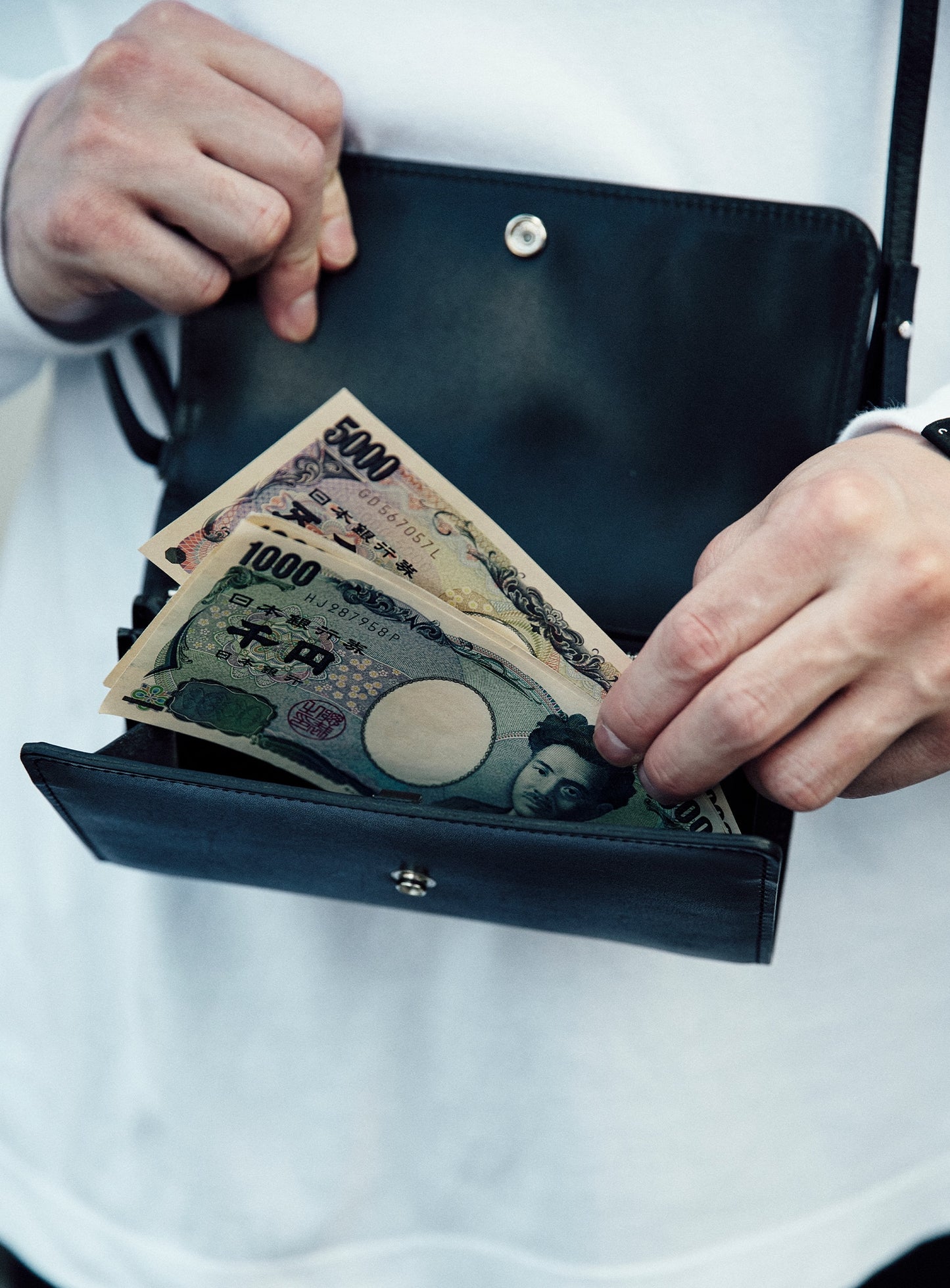 ショルダーレザースタッズウォレット U7