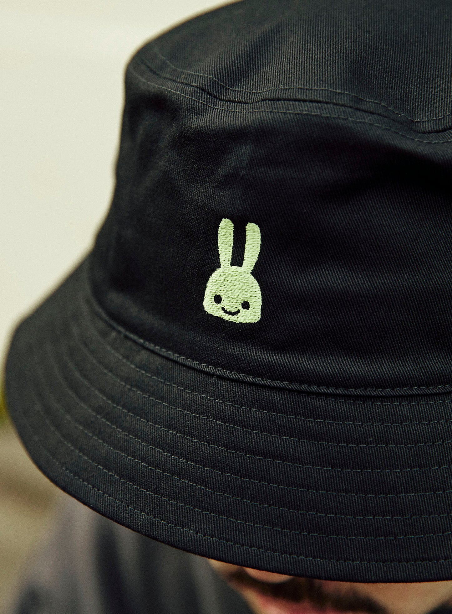 刺繍のバケットハット ウサギ