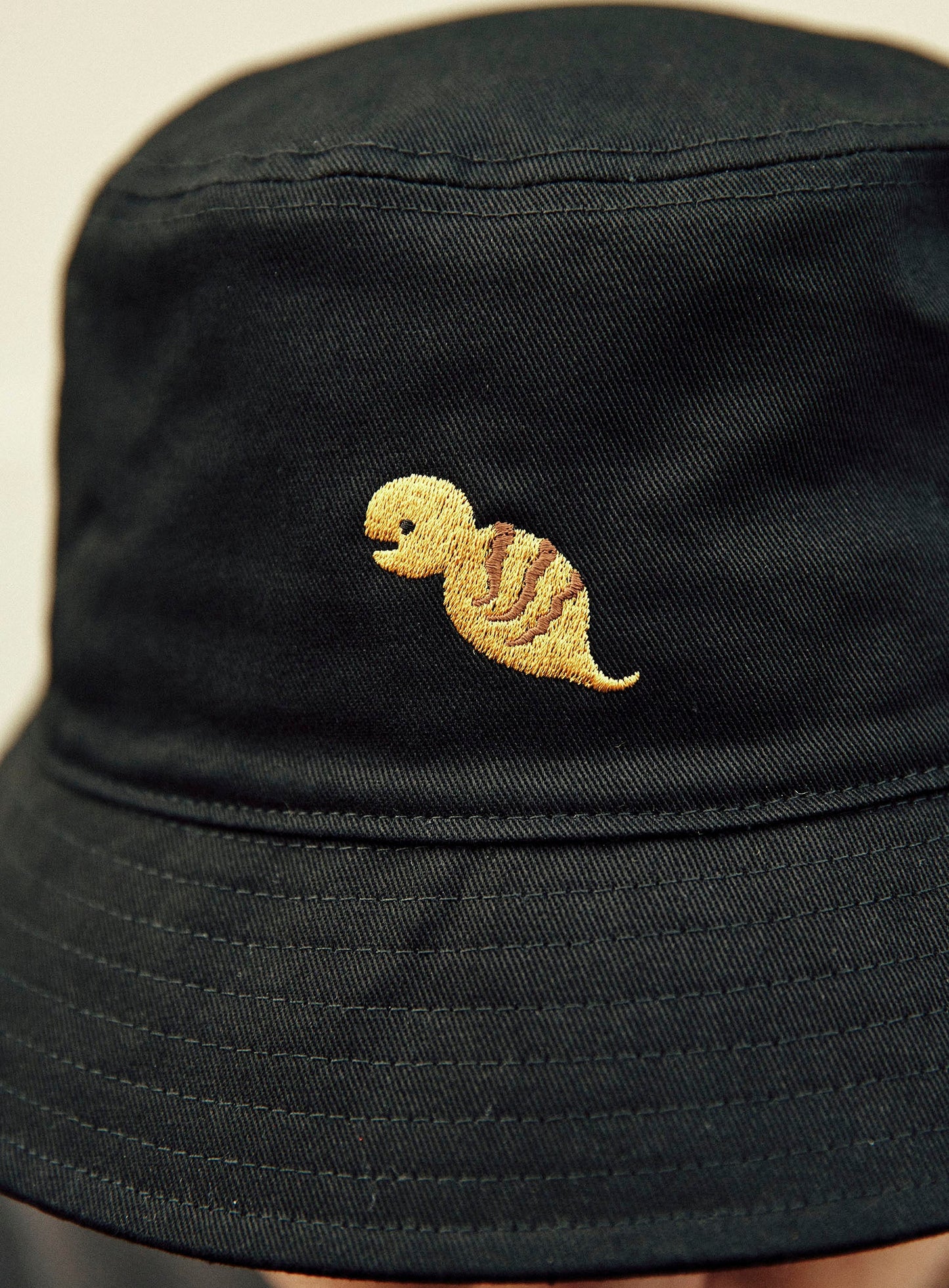 刺繍のバケットハット つちのこ