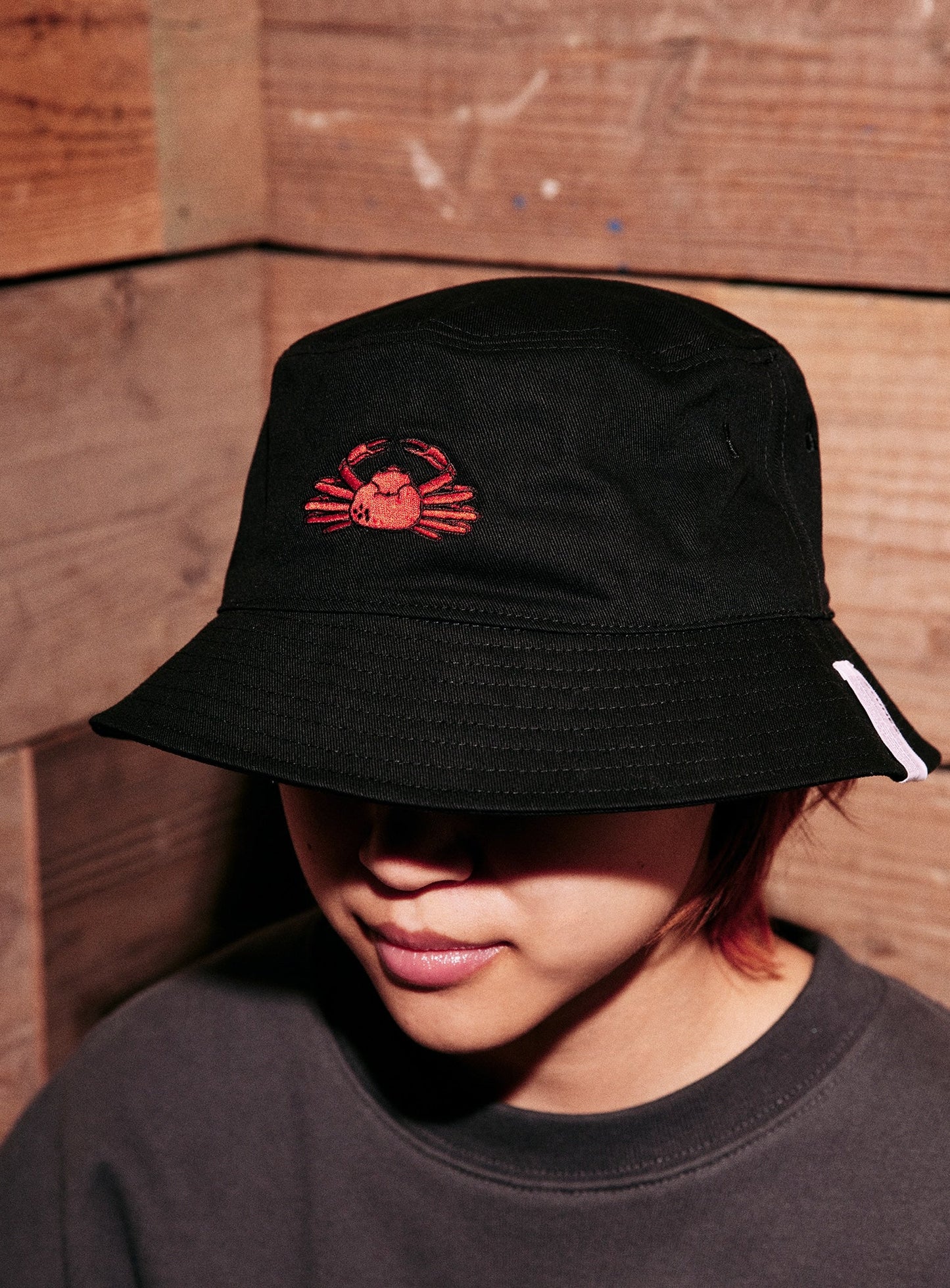 刺繍のバケットハット カニ