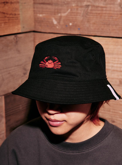 刺繍のバケットハット カニ