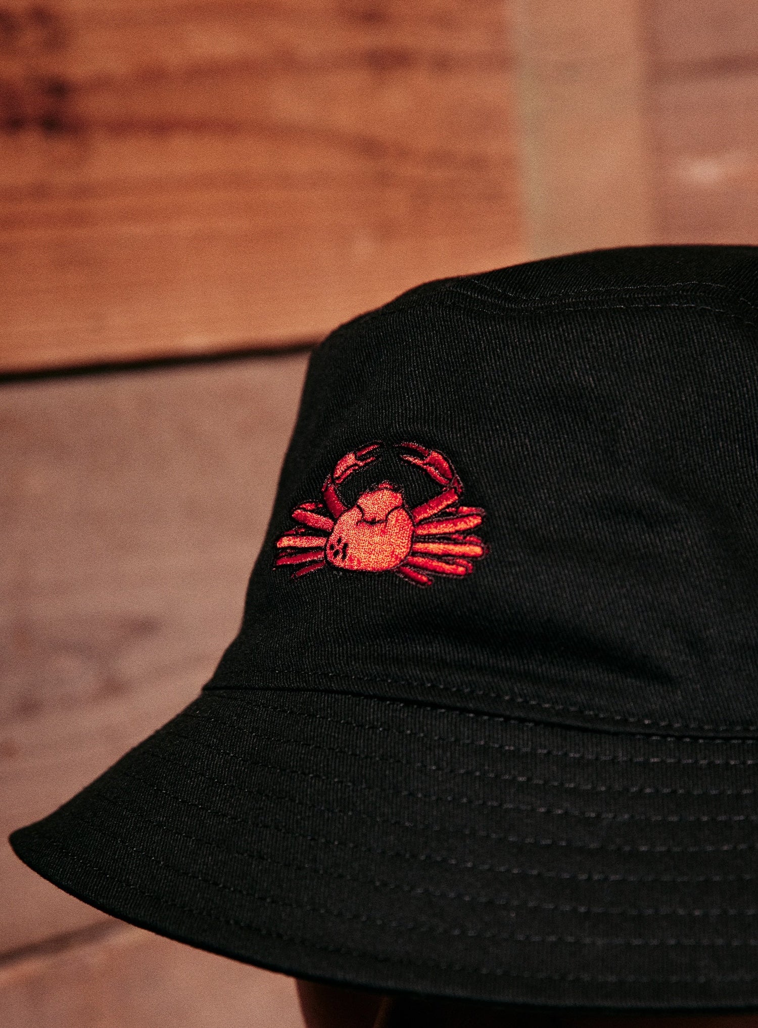 刺繍のバケットハット カニ