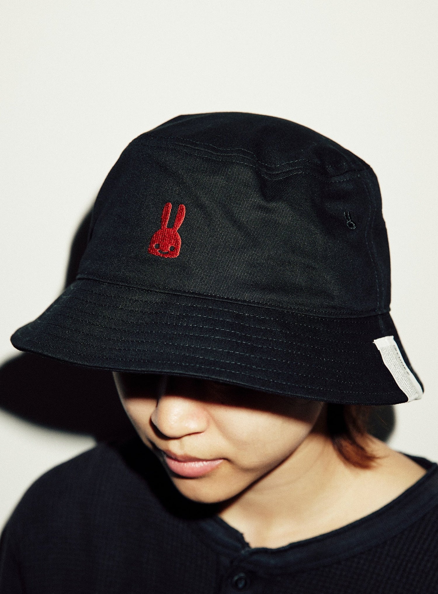 刺繍のバケットハット ウサギ