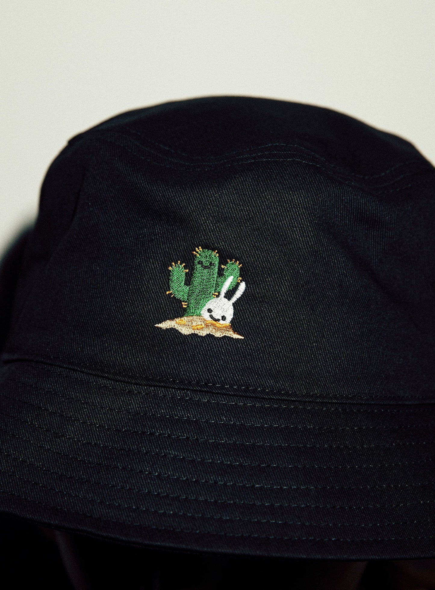 刺繍のバケットハット サボテン