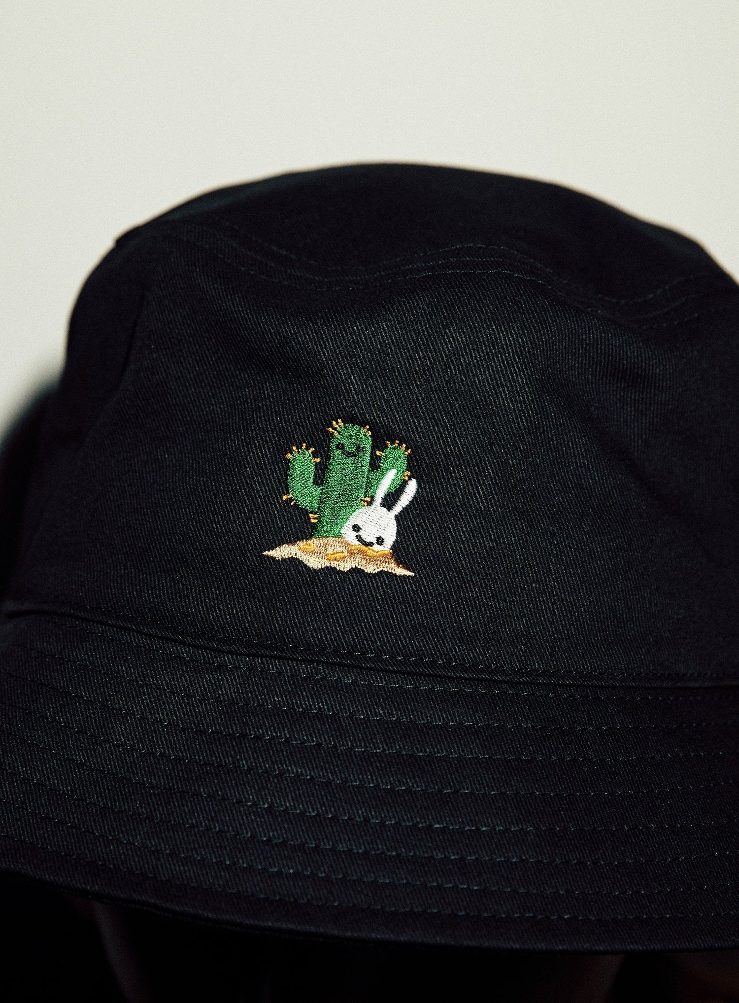 刺繍のバケットハット サボテン