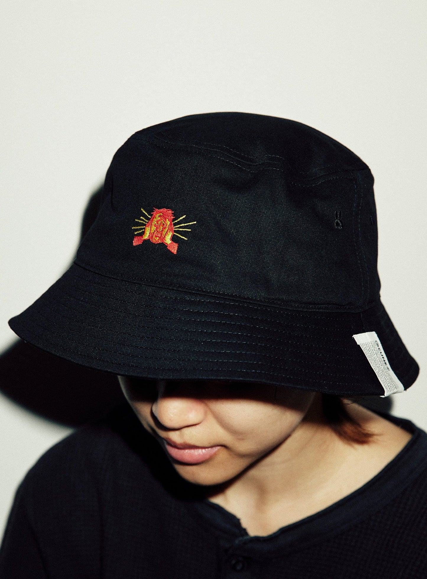 刺繍のバケットハット おじさん