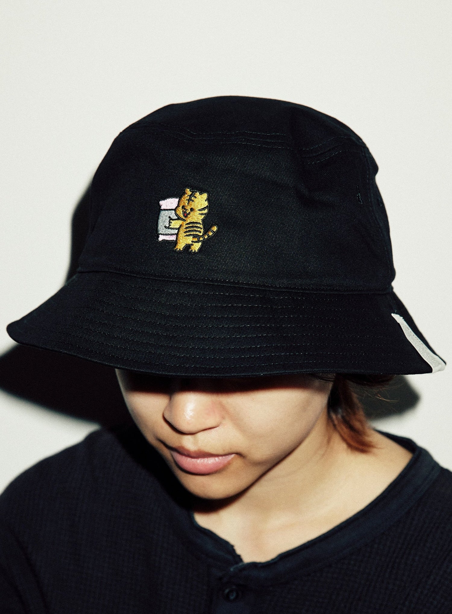 刺繍のバケットハット まくらととらちゃん