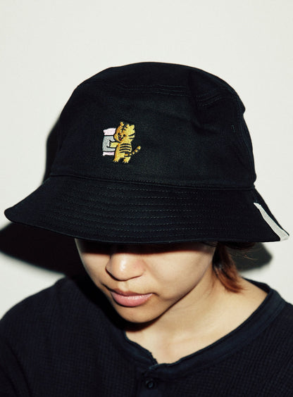 刺繍のバケットハット まくらととらちゃん