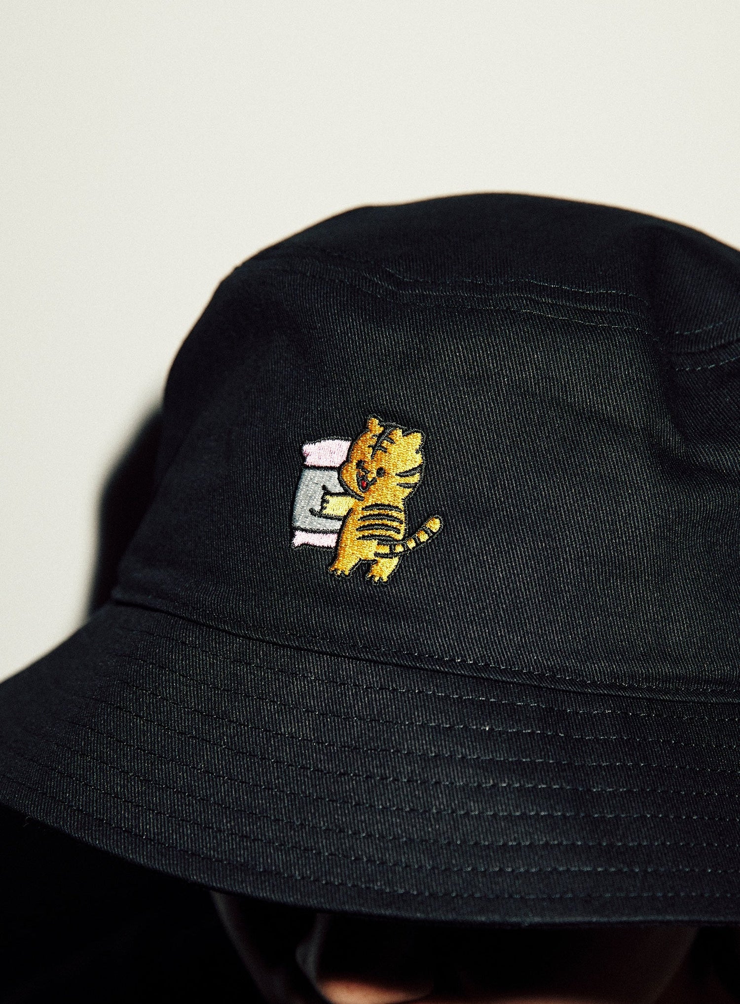 刺繍のバケットハット まくらととらちゃん