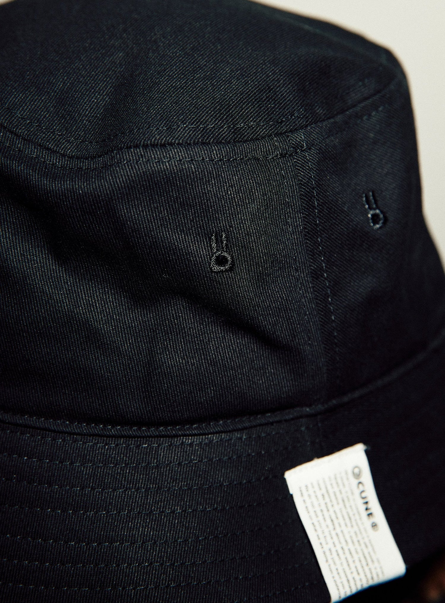 刺繍のバケットハット まくらととらちゃん