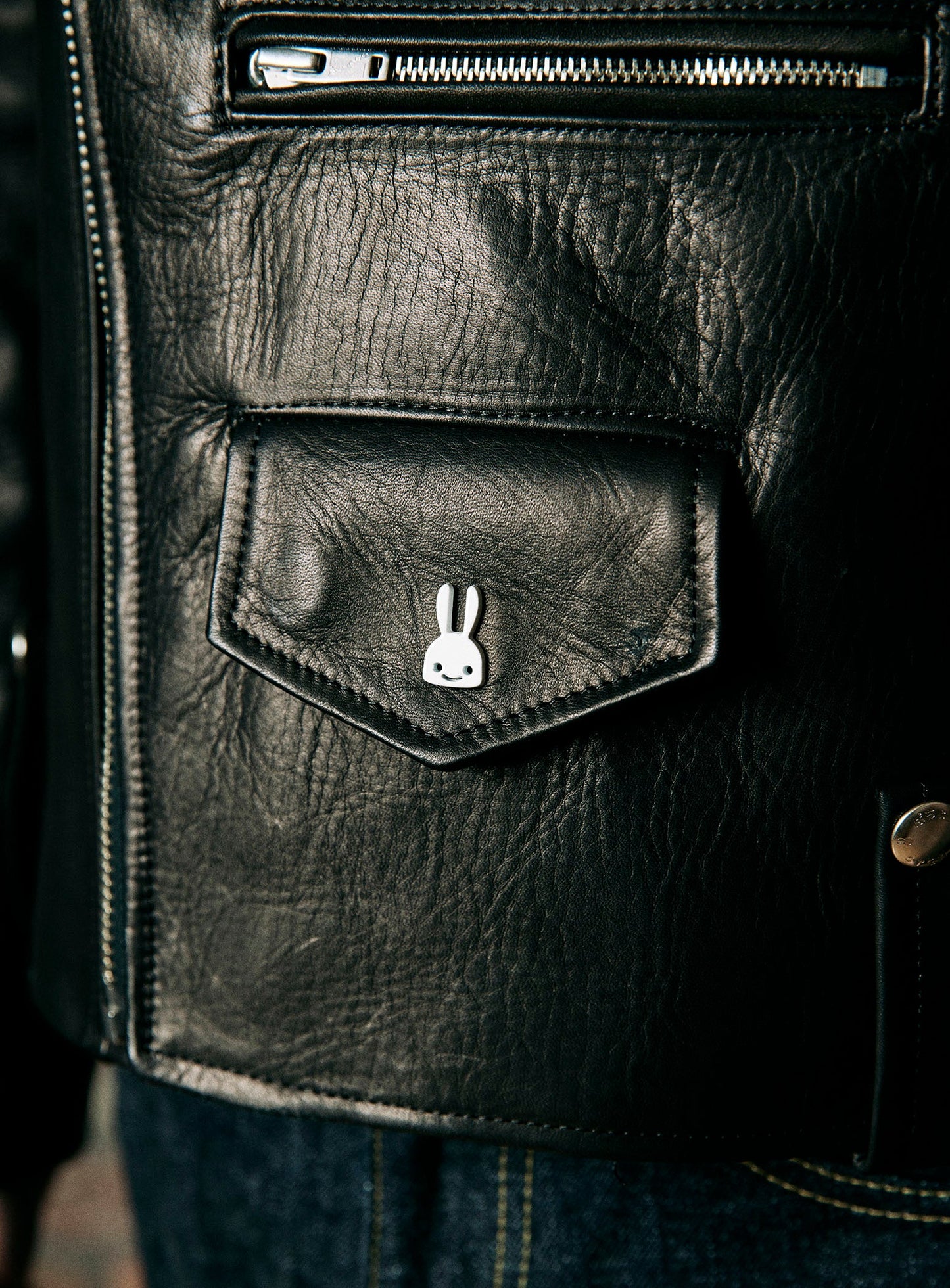 カウレザーの三RIDERS JACKET 白ウサギ