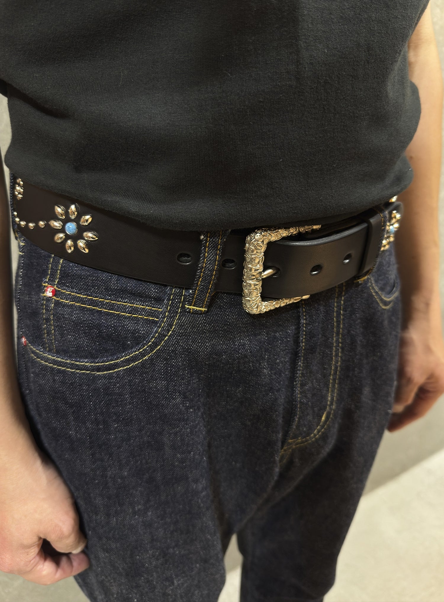 ウサギがいっぱいバックルスタッズレザーベルト