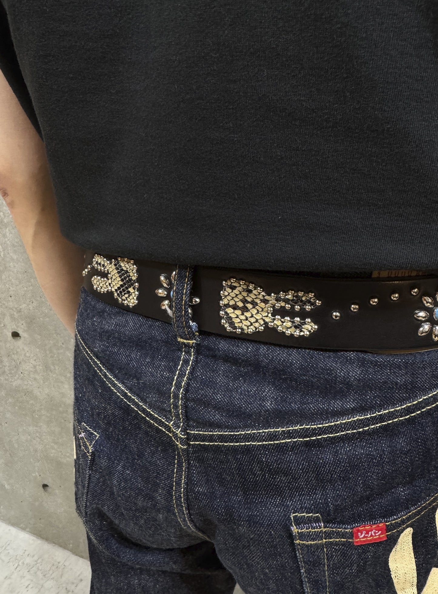 ウサギがいっぱいバックルスタッズレザーベルト