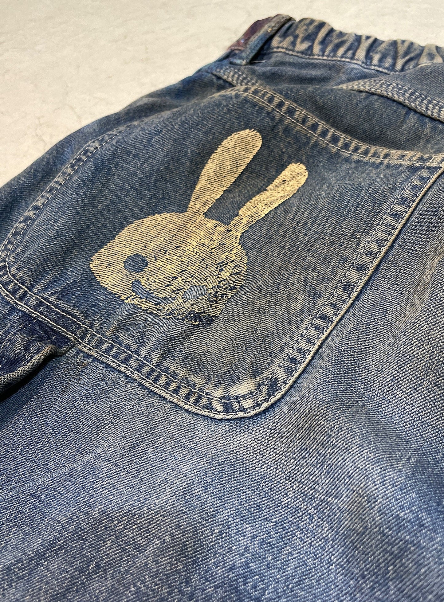 ボロボロなデニムのゴムペインターパンツ