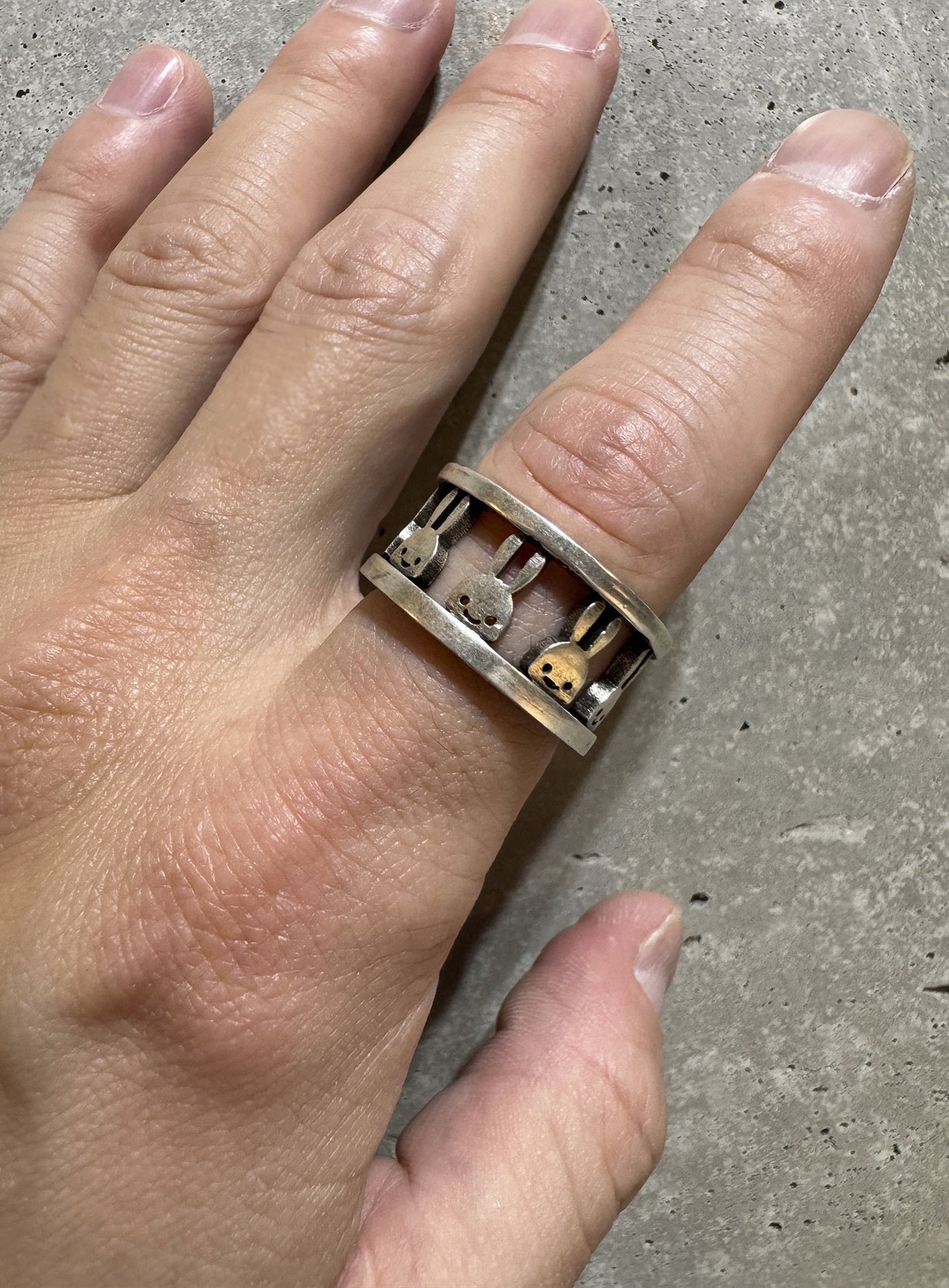 ウサギぐるりリング