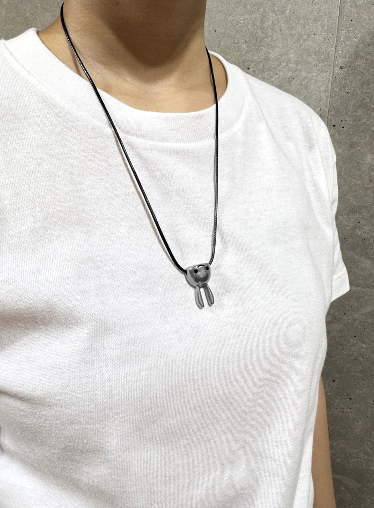 逆さウサギ丸紐ネックレス