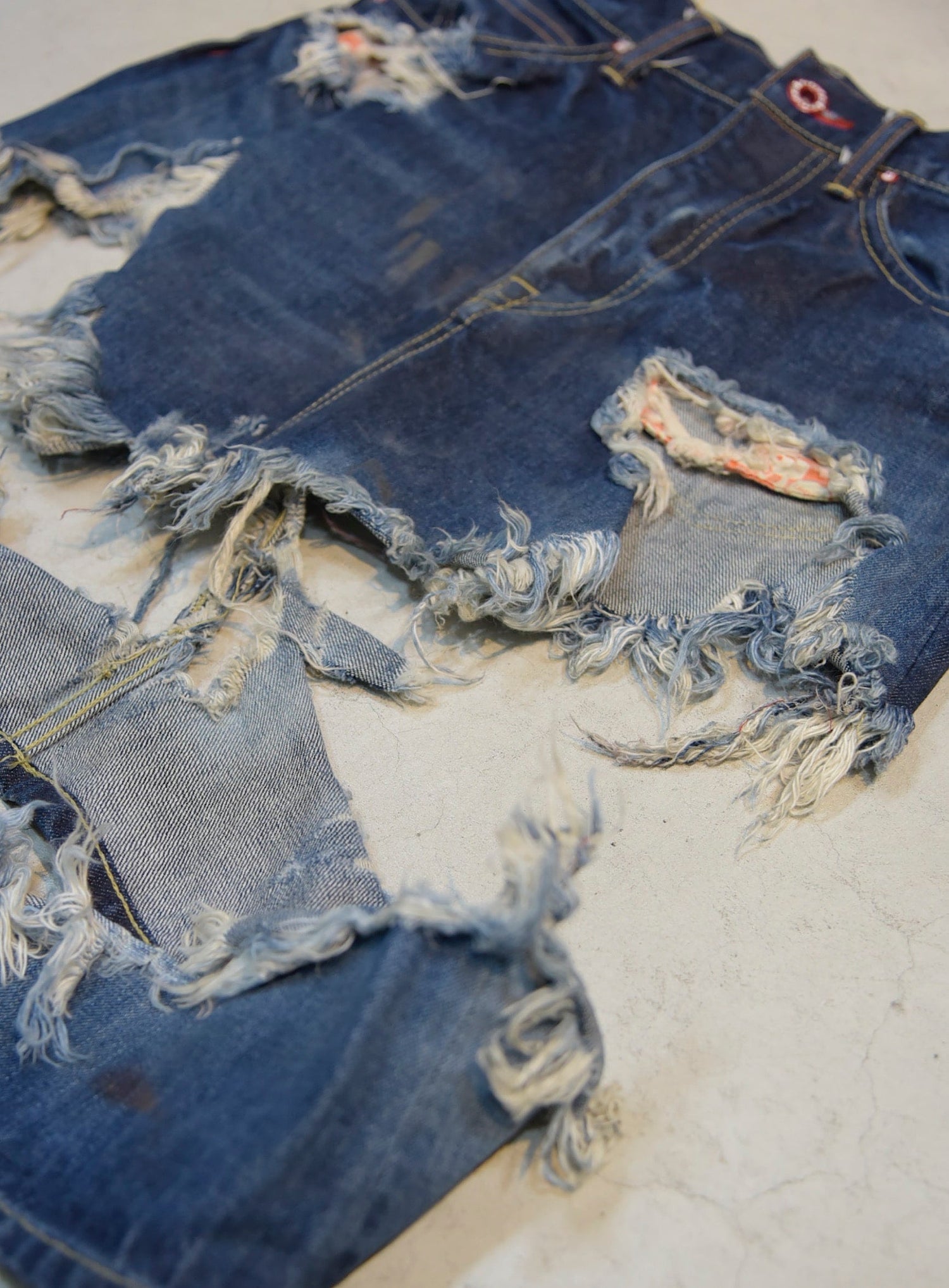 ボロボロなジーパン-筒-U2