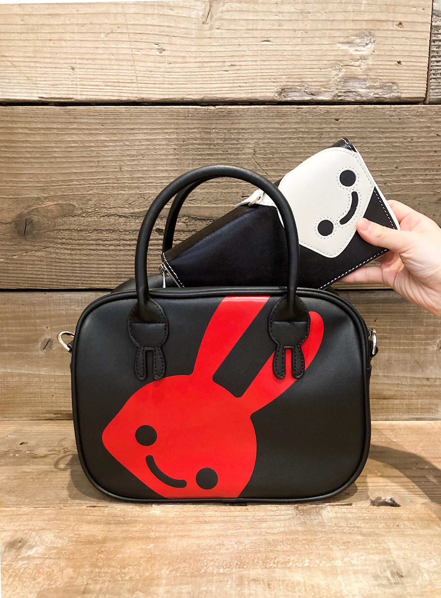 合皮のハンドバッグ