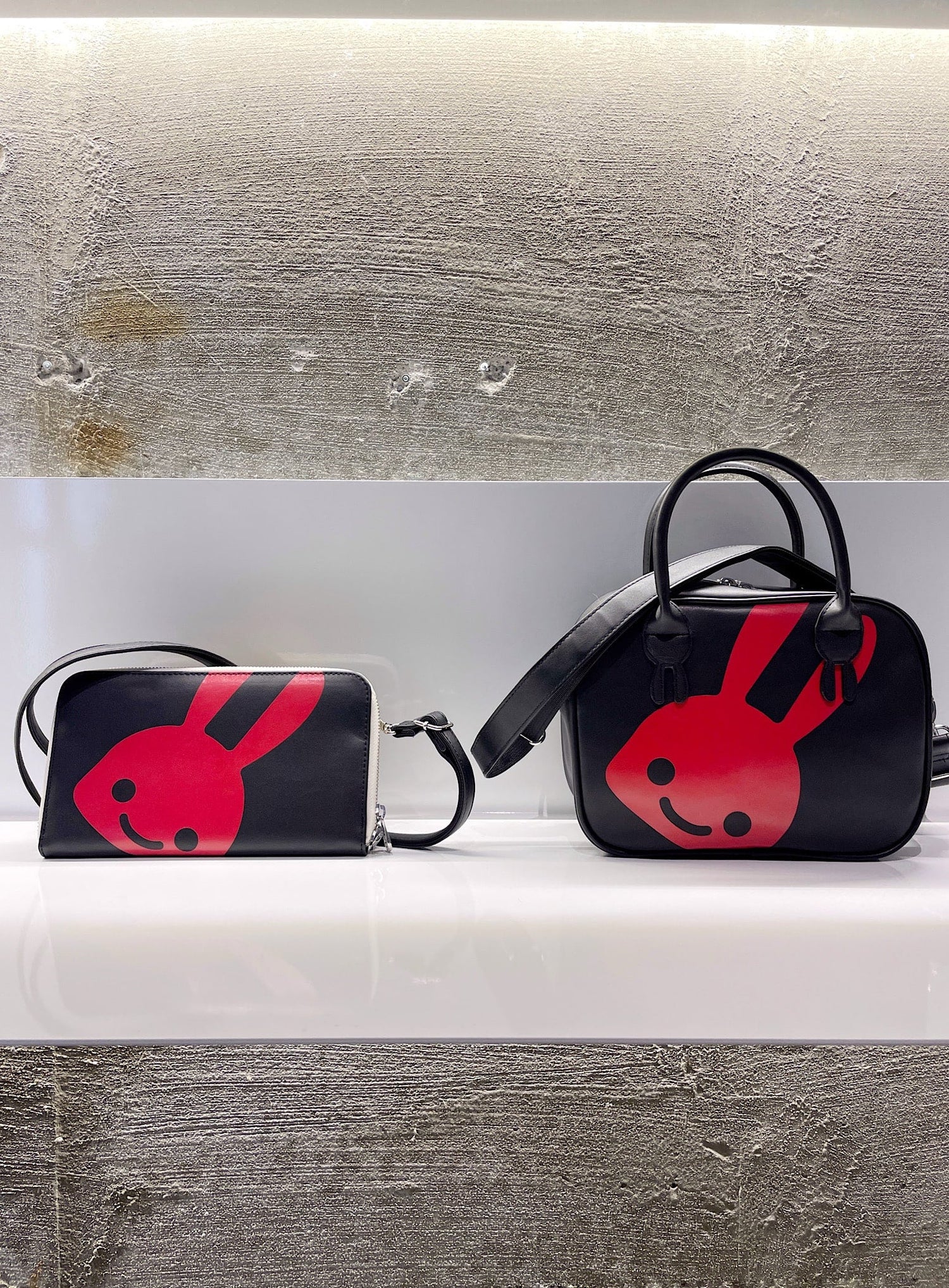 合皮のハンドバッグ