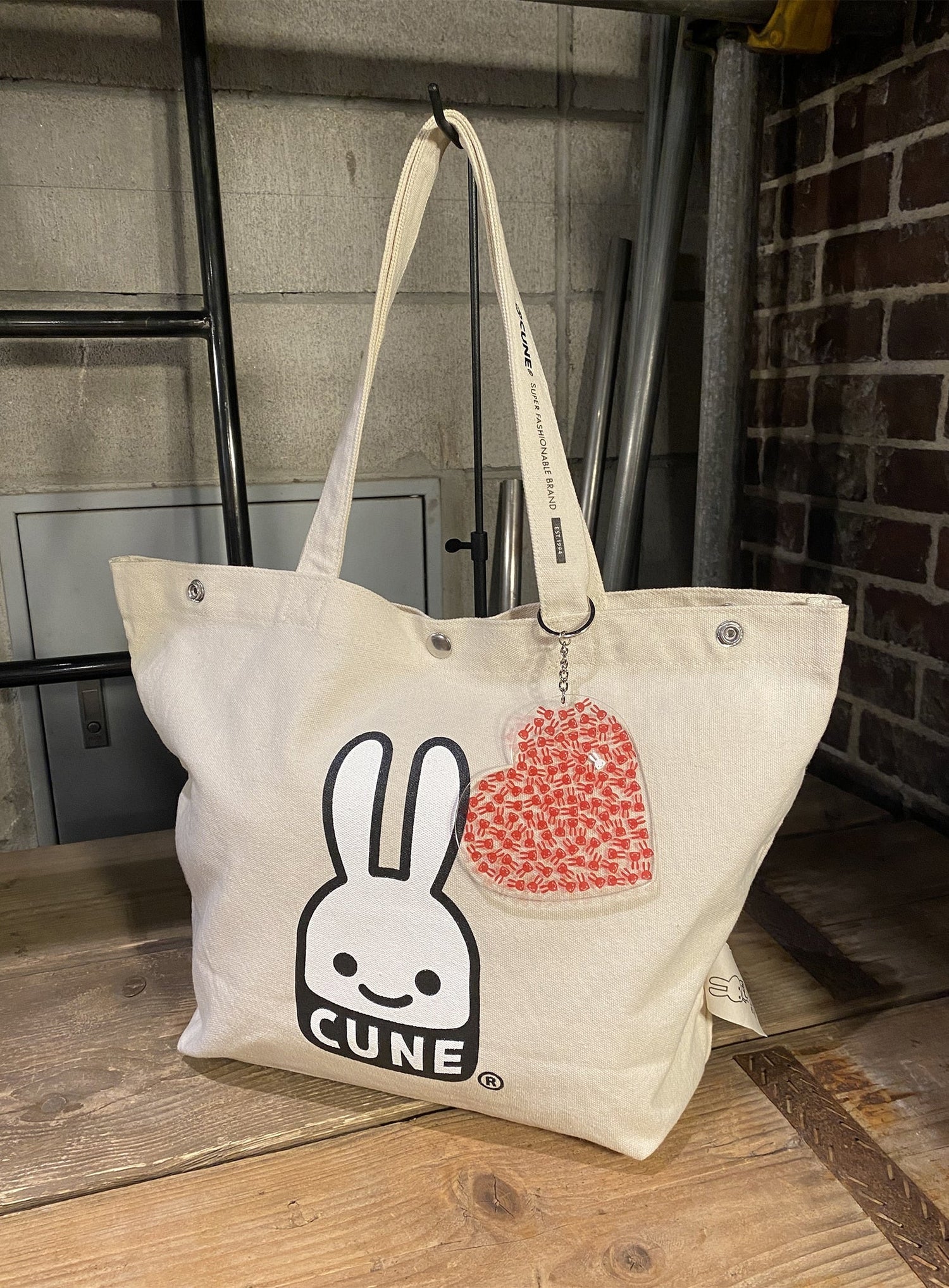 ハートのアクリルキーホルダー