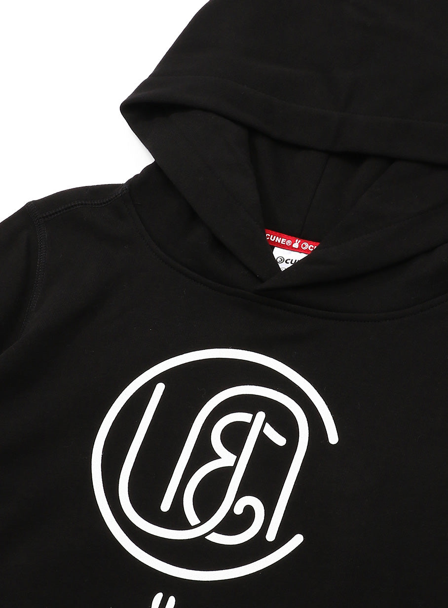 CUNE PULL PARKA ロゴ
