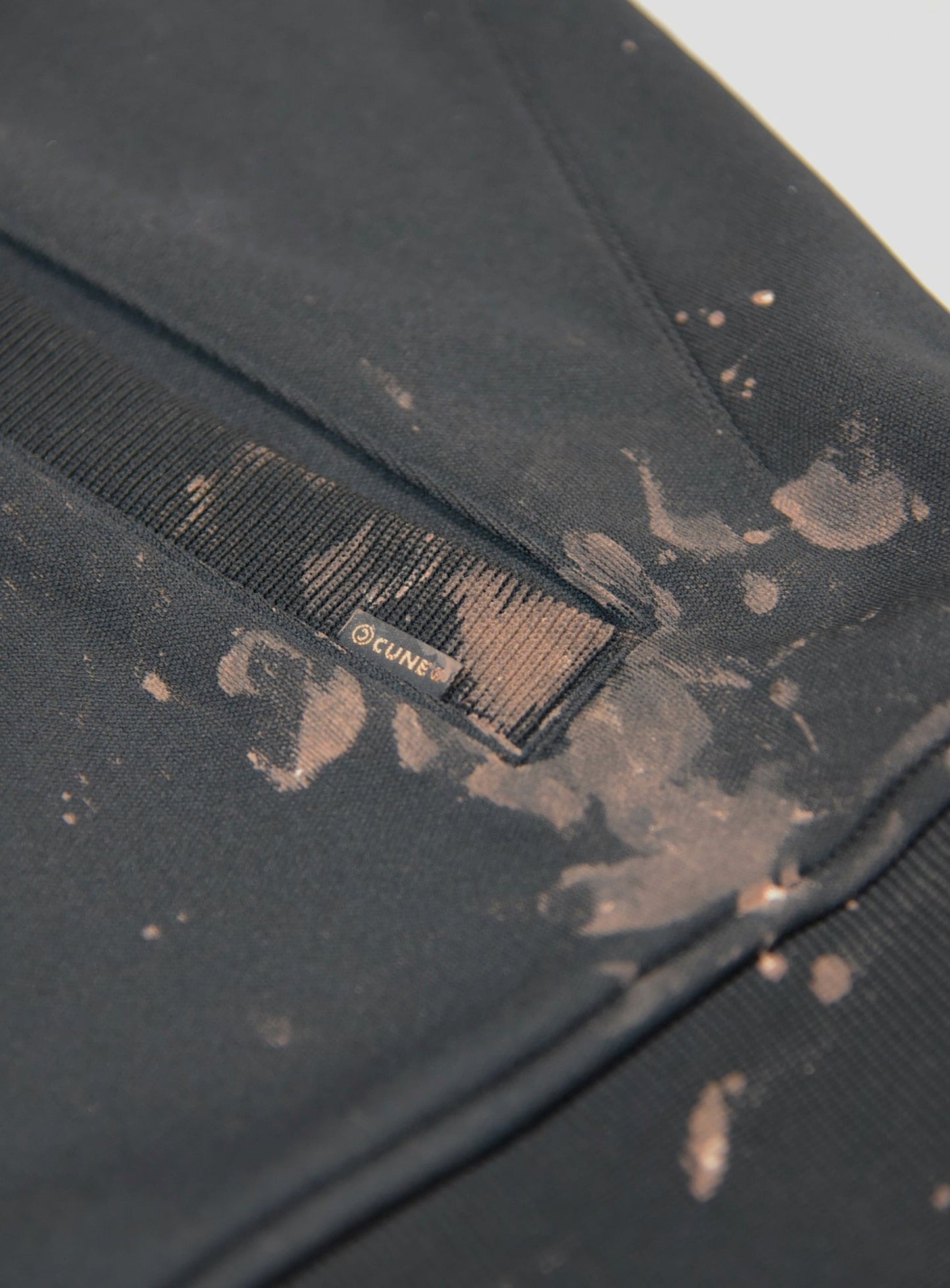 ボロボロなトラックジャケット