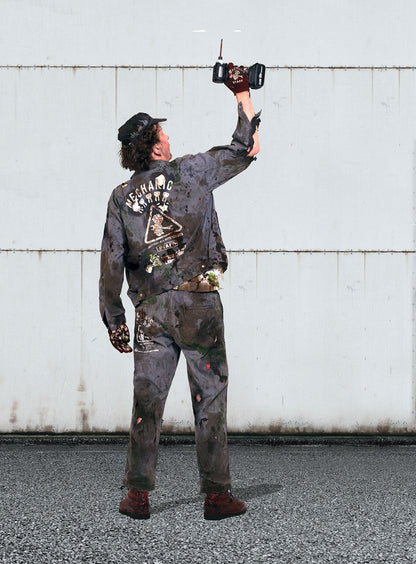 ボロボロなメカニックスタッフの作業服