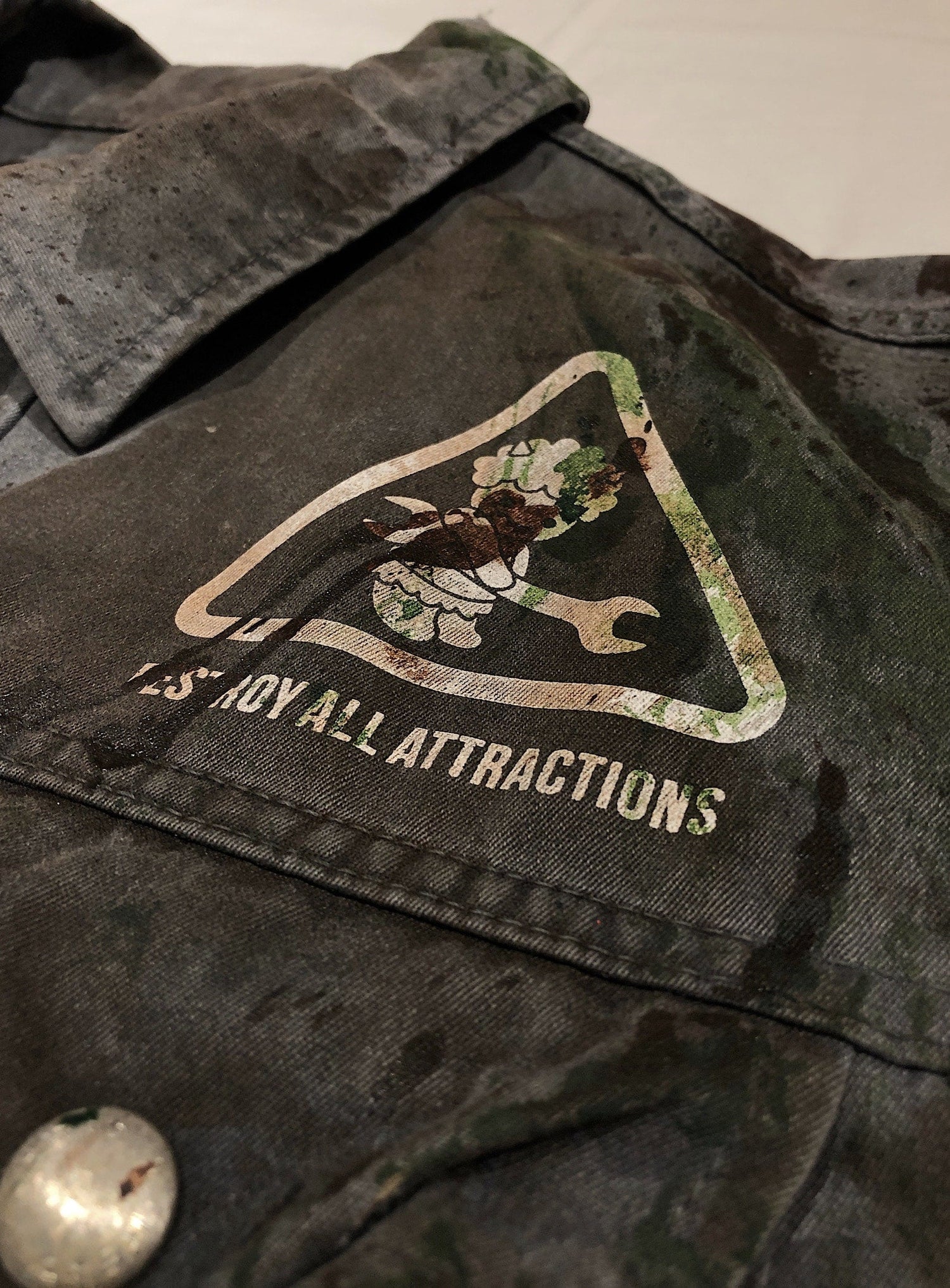 ボロボロなメカニックスタッフの作業服