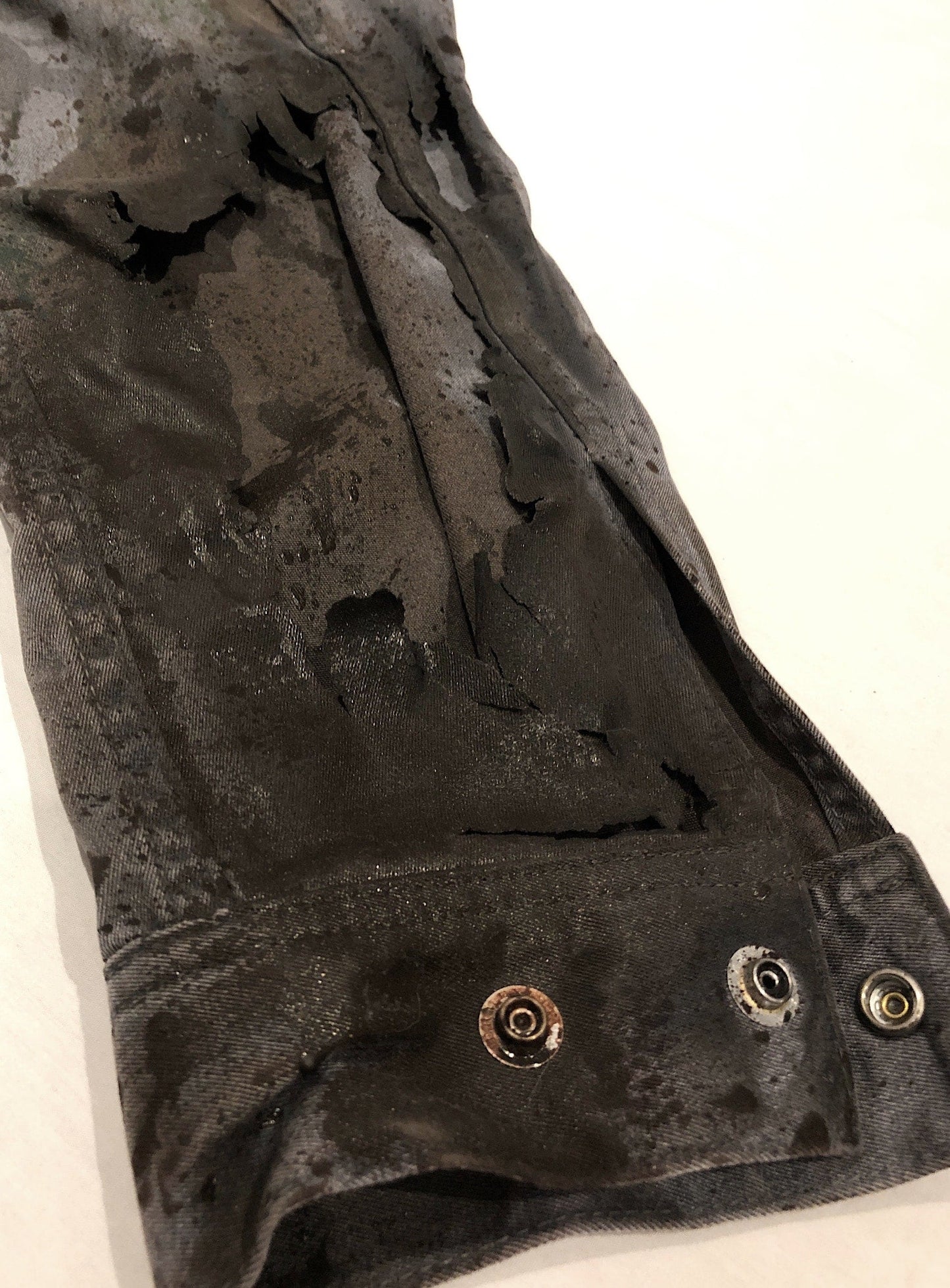 ボロボロなメカニックスタッフの作業服