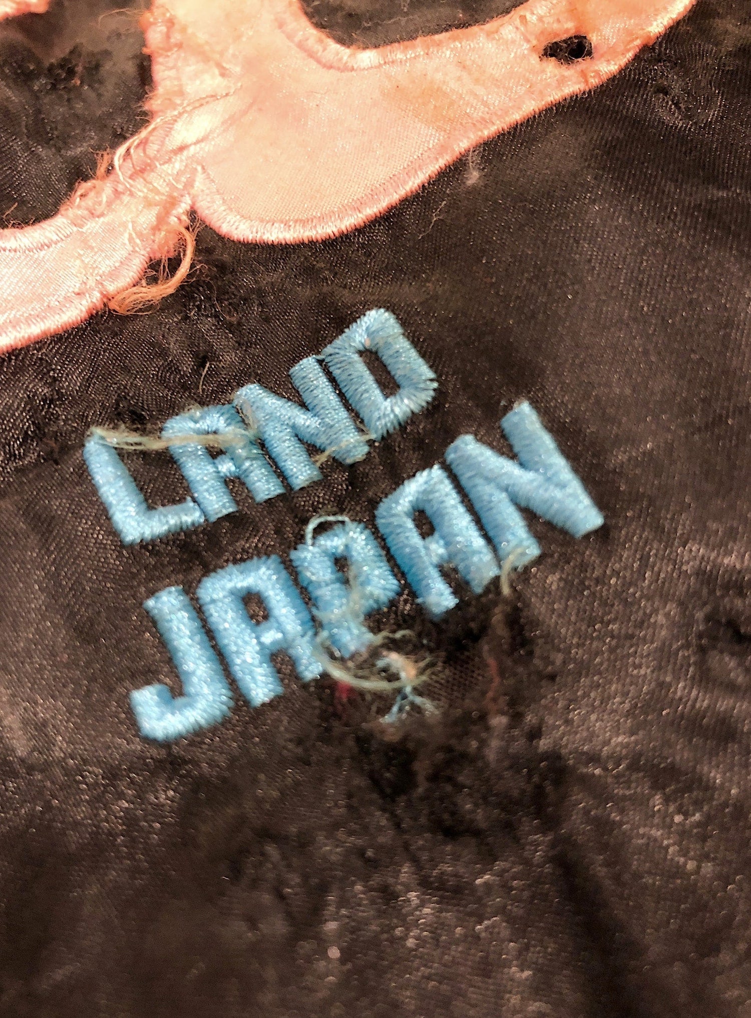 ボロボロなTHLJスーベニアのスカジャン