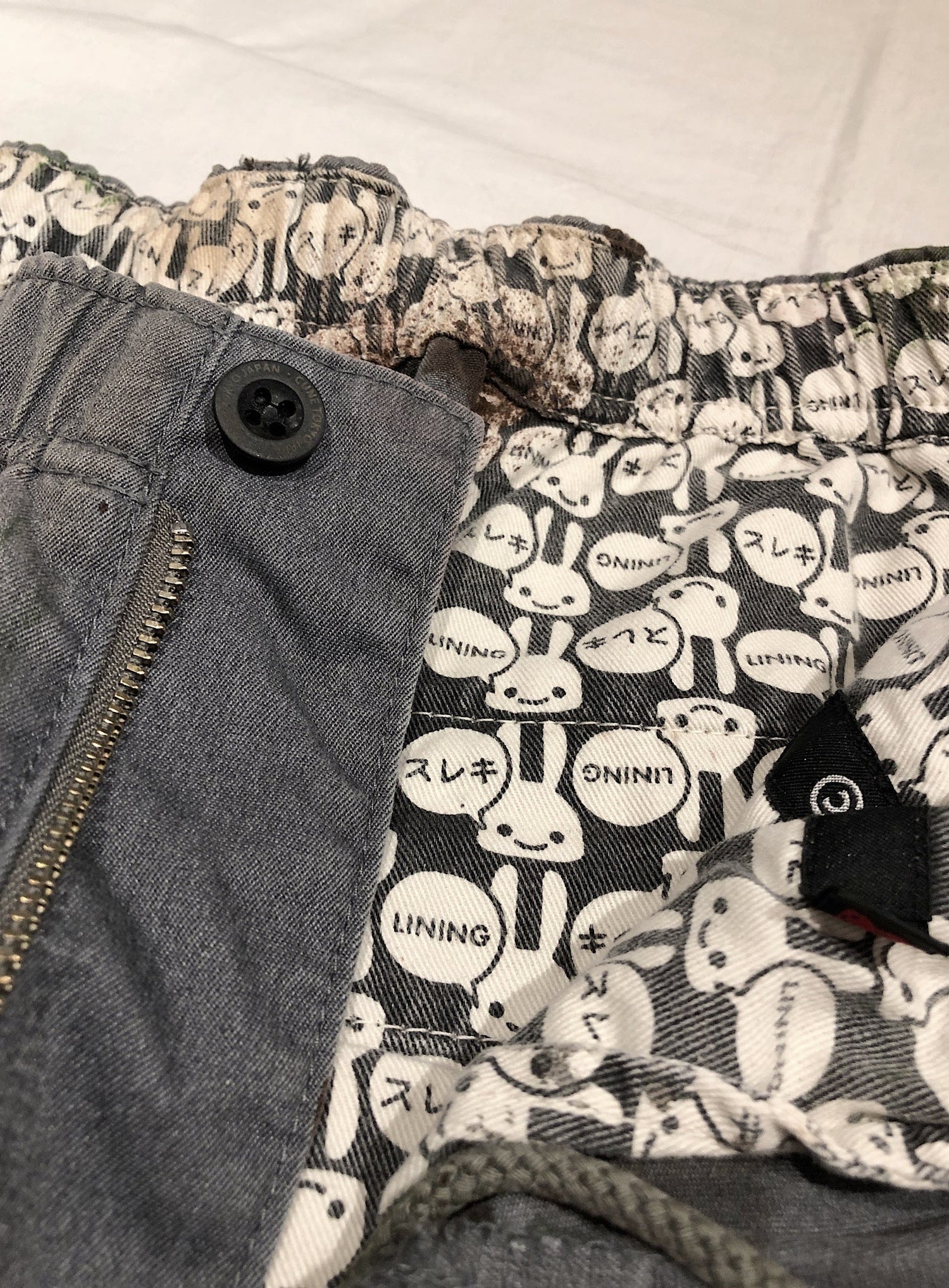 ボロボロなメカニックスタッフのパンツ