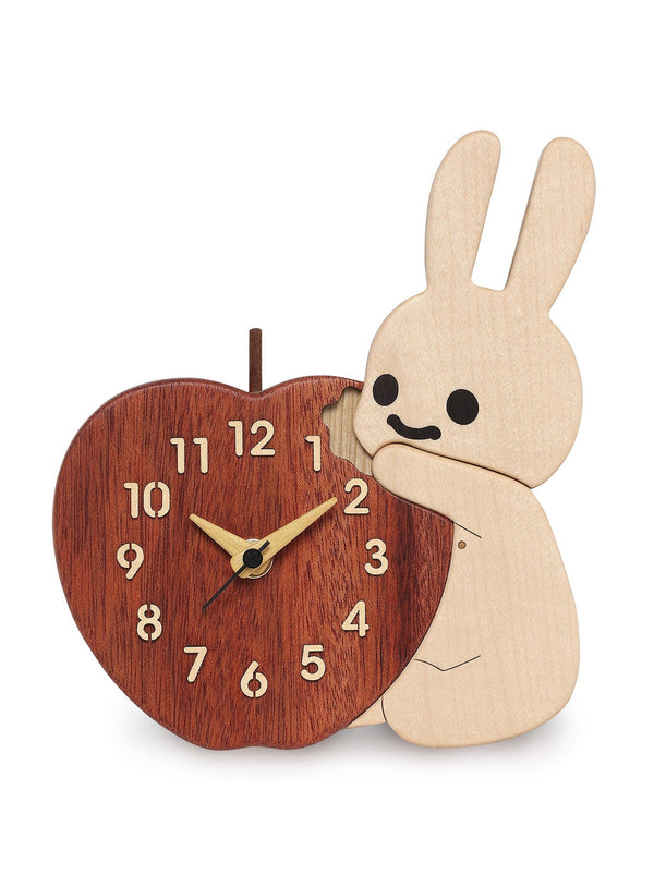 木でできたうさぎとりんごの置き時計