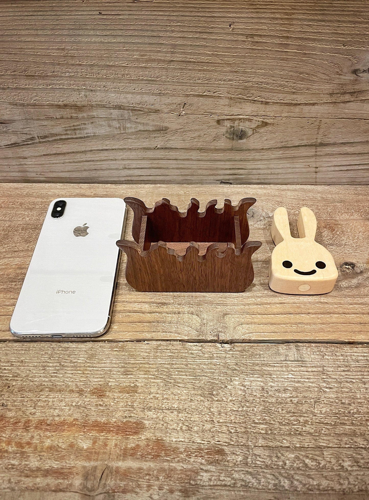 木でできたマグネットうさぎのマルチケース