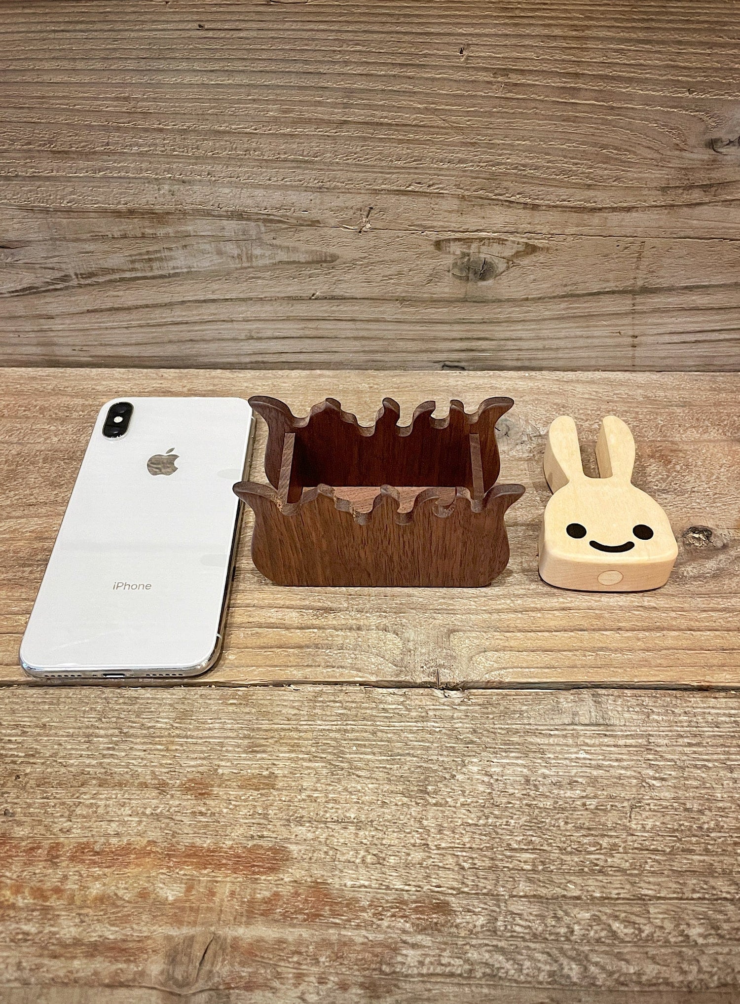 木でできたマグネットうさぎのマルチケース