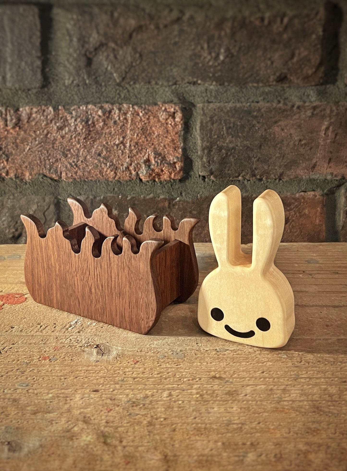 木でできたマグネットうさぎのマルチケース