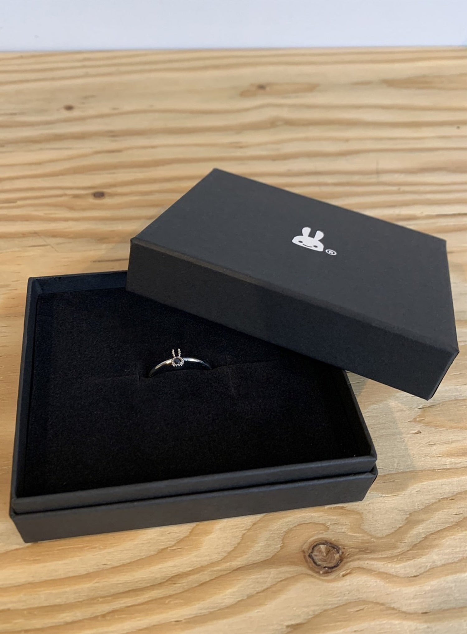 ブラックスピネルウサギ1匹リング