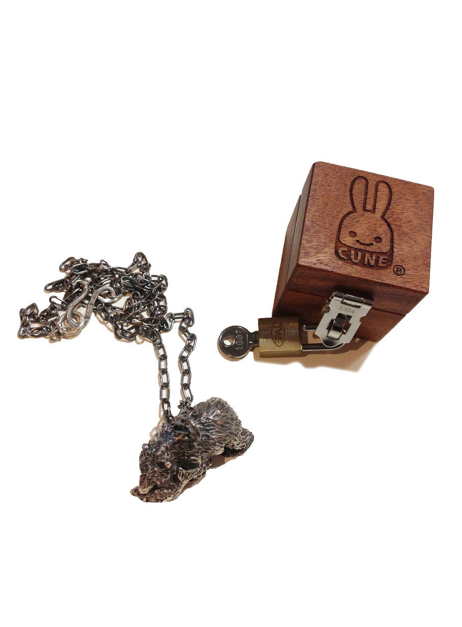 熊の置き物ネックレス