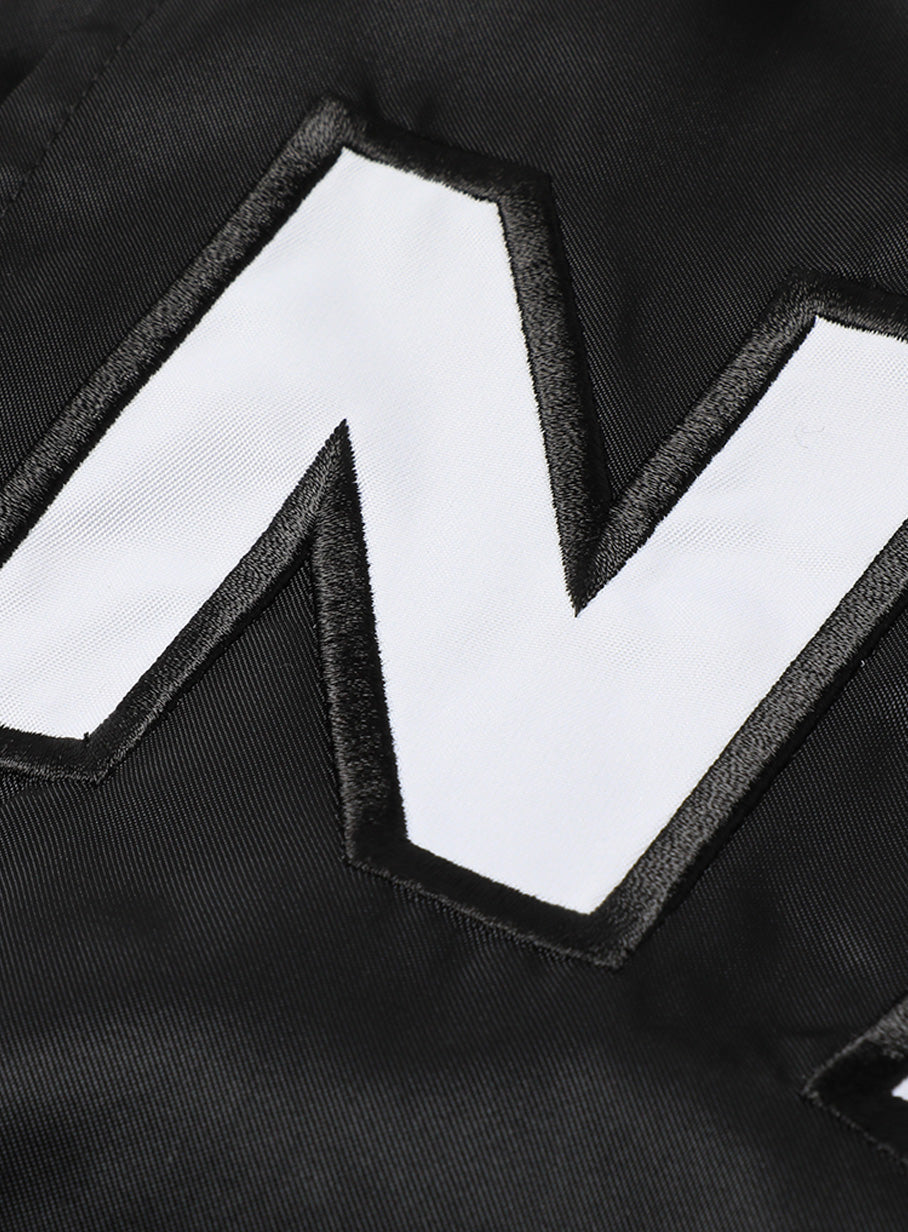 飛び出す猫のナイロンスタジャン