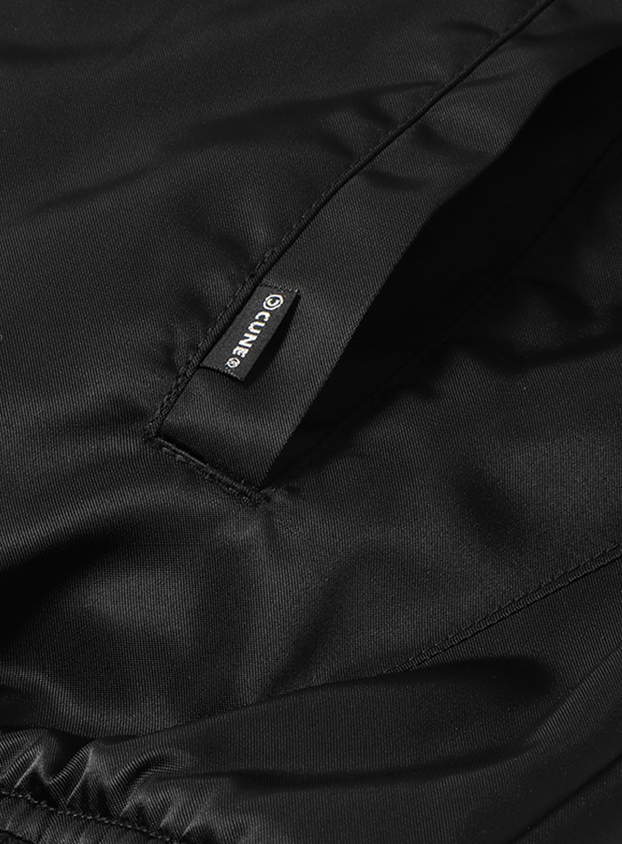 飛び出す猫のナイロンスタジャン