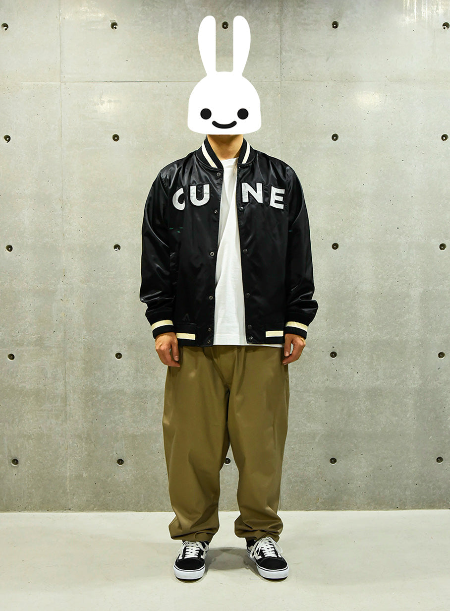 飛び出す猫のナイロンスタジャン